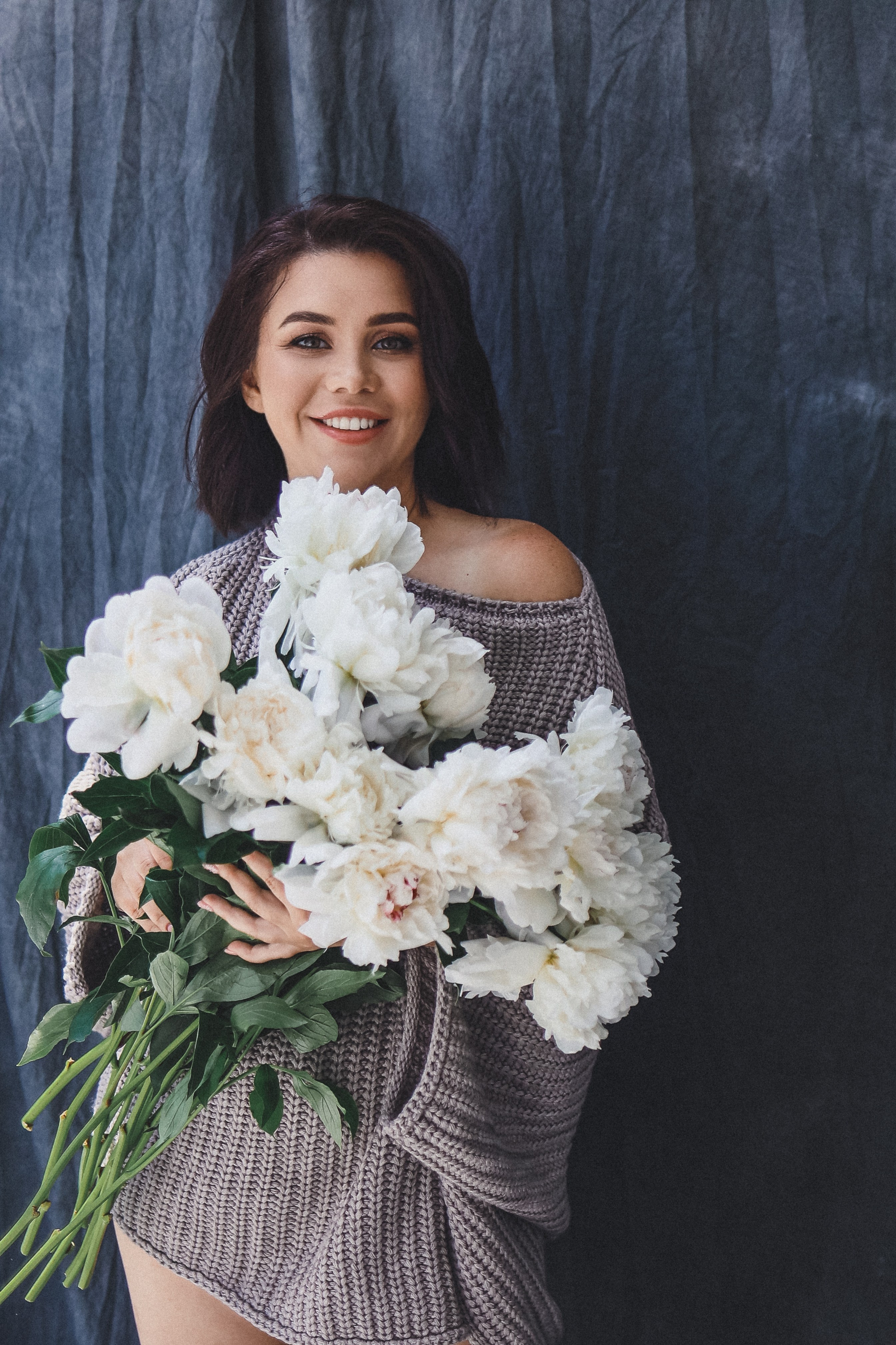 Portrait women’s photo session at the Photo Studio. Professional photographer in Sochi Victoria Joy. Teaching Photography