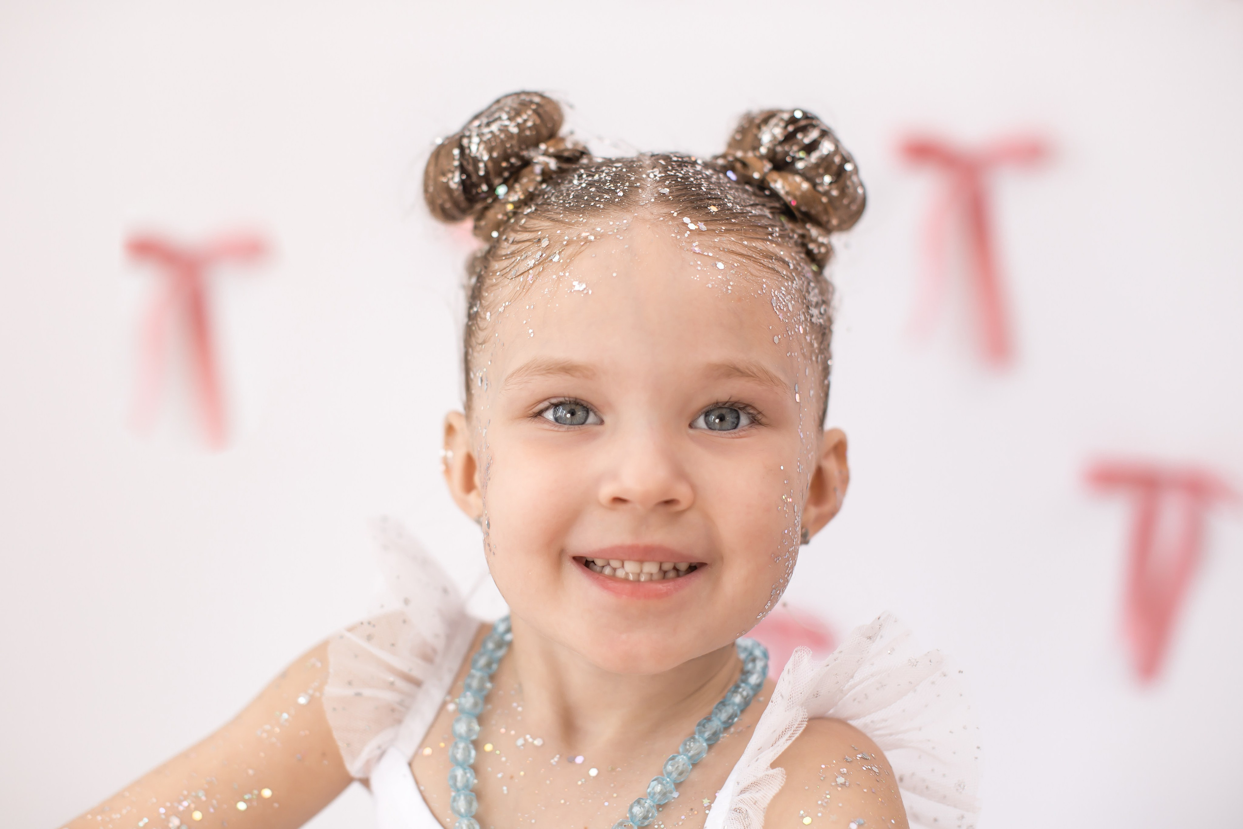 День рождение от 4 до 18 лет (на белом фоне). Детский семейный фотограф на первый годик город Новосибирск Дымова Светлана пакеты всё включено 1-3 года