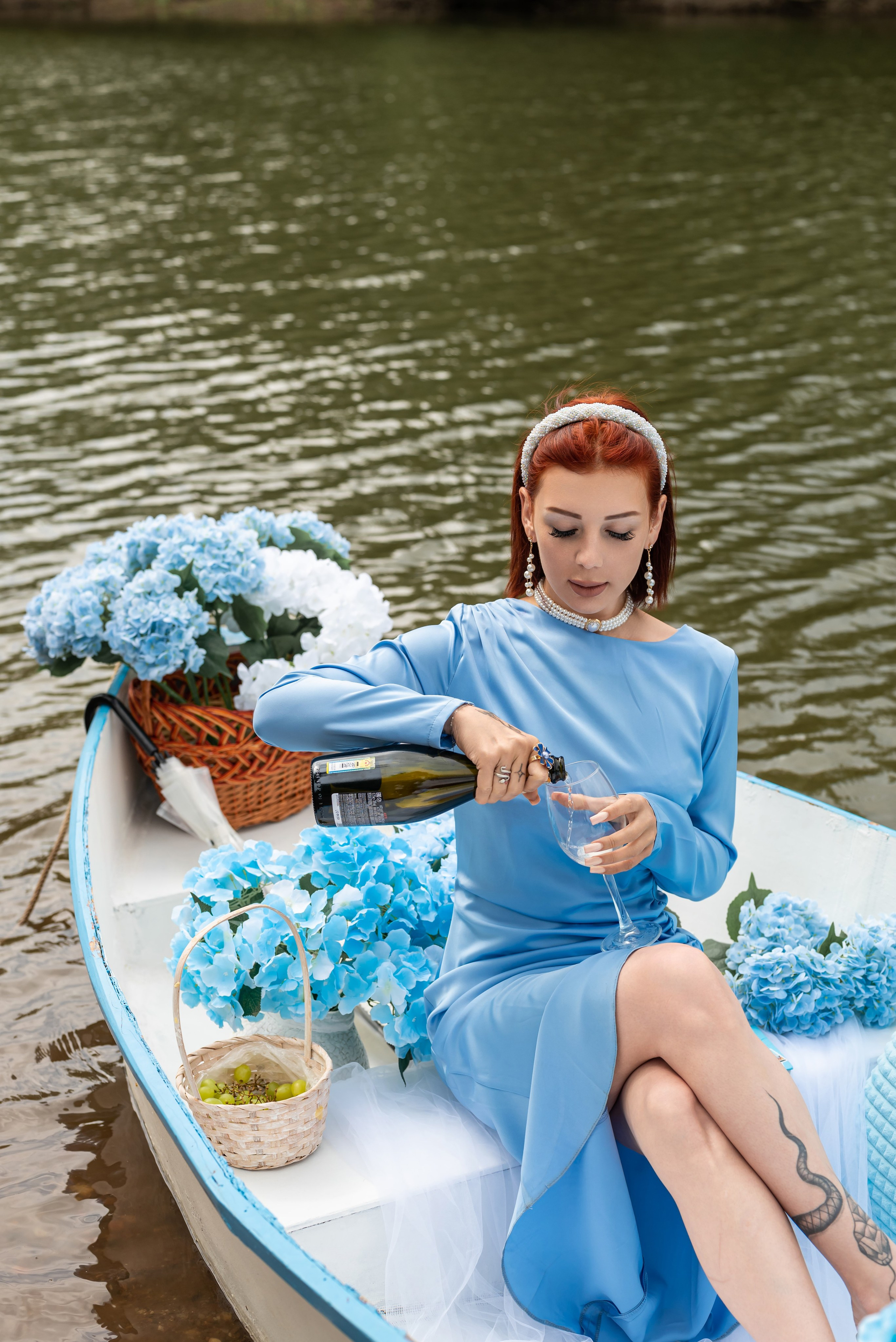 Фотопроект на лодке с голубыми гортензиями. Фотограф в городе Салават