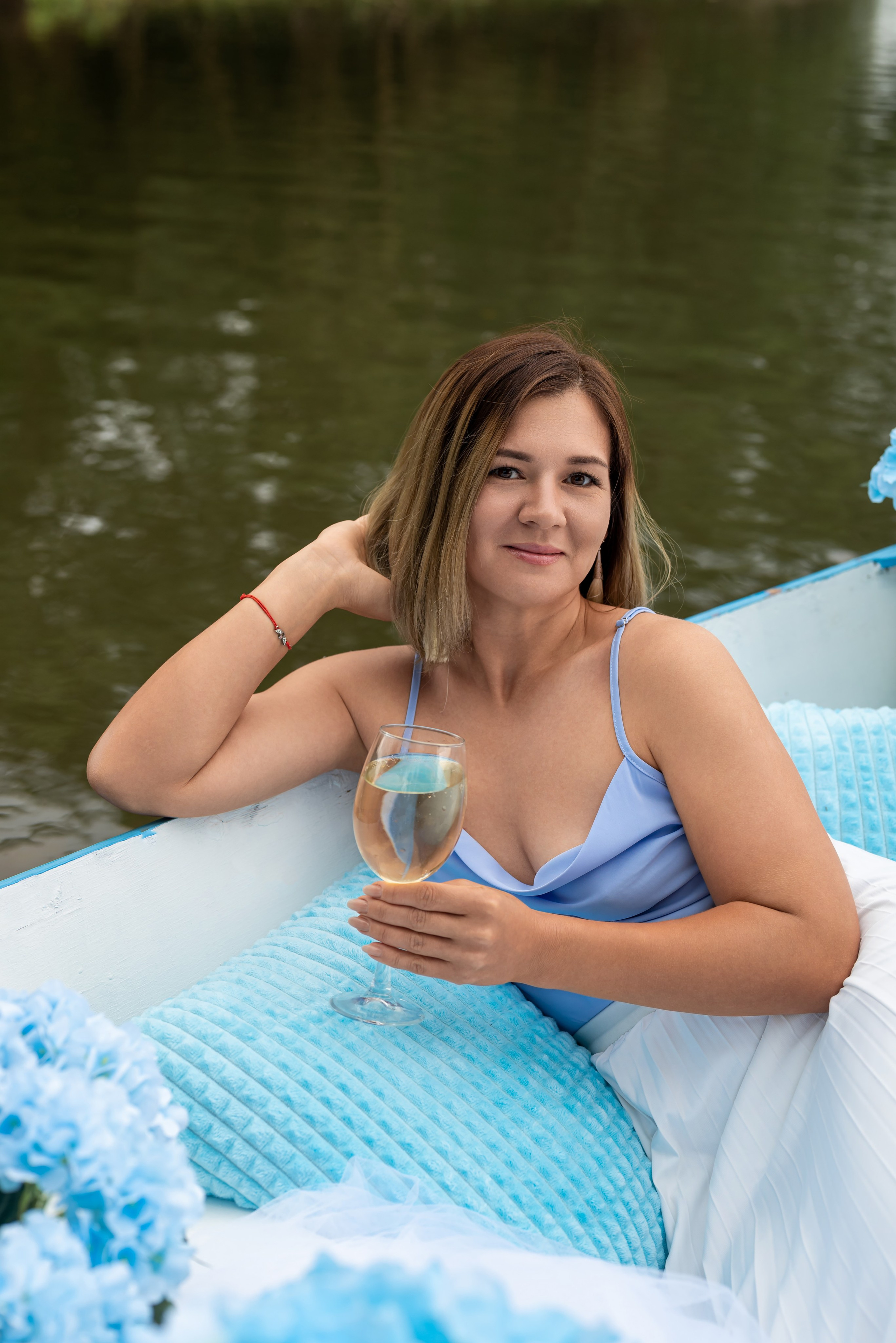 Фотопроект на лодке с голубыми гортензиями. Фотограф в городе Салават