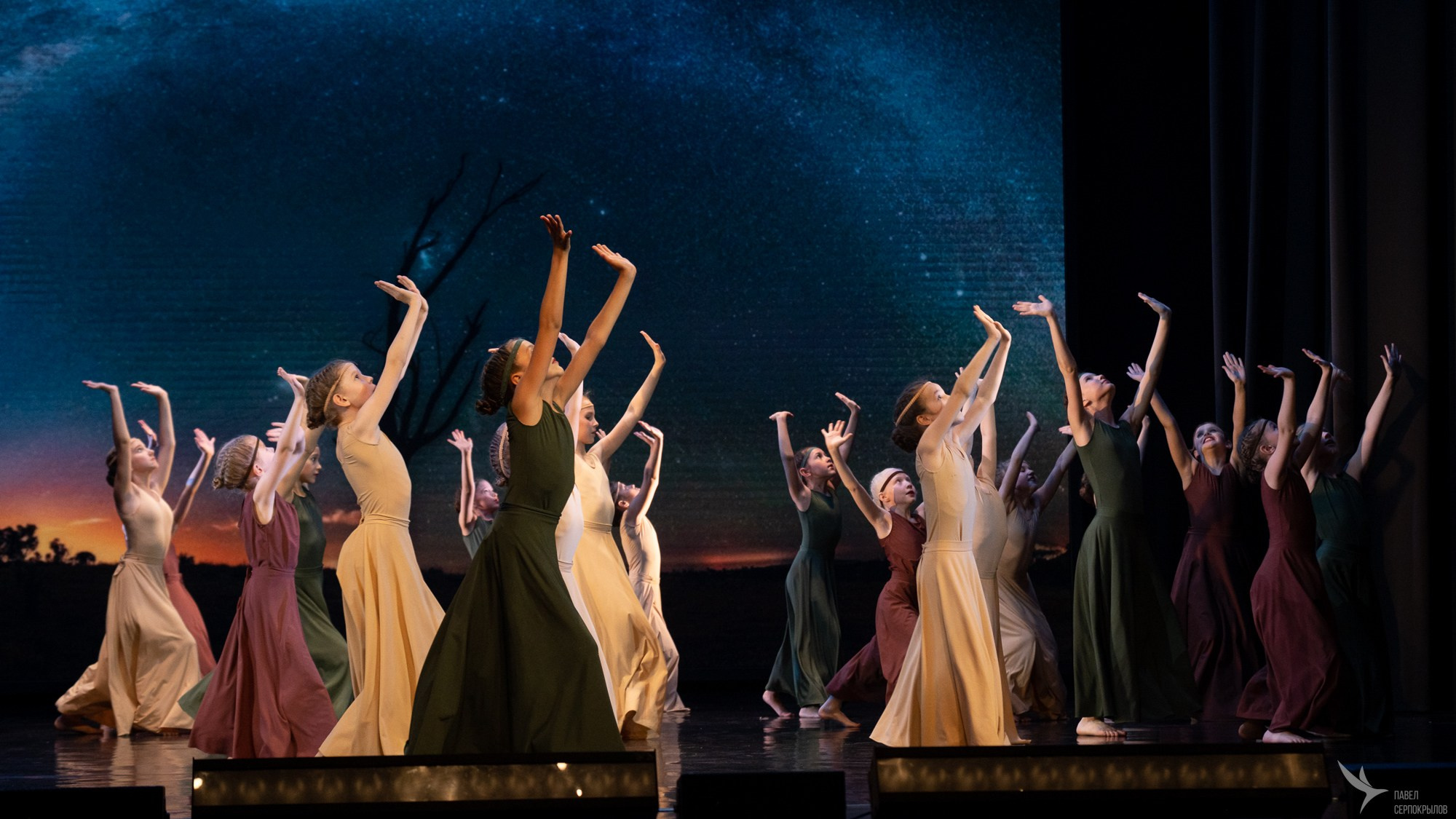 Концерт народного хореографического коллектива «Виктория». Репортажный фотограф в Казани Павел Серпокрылов