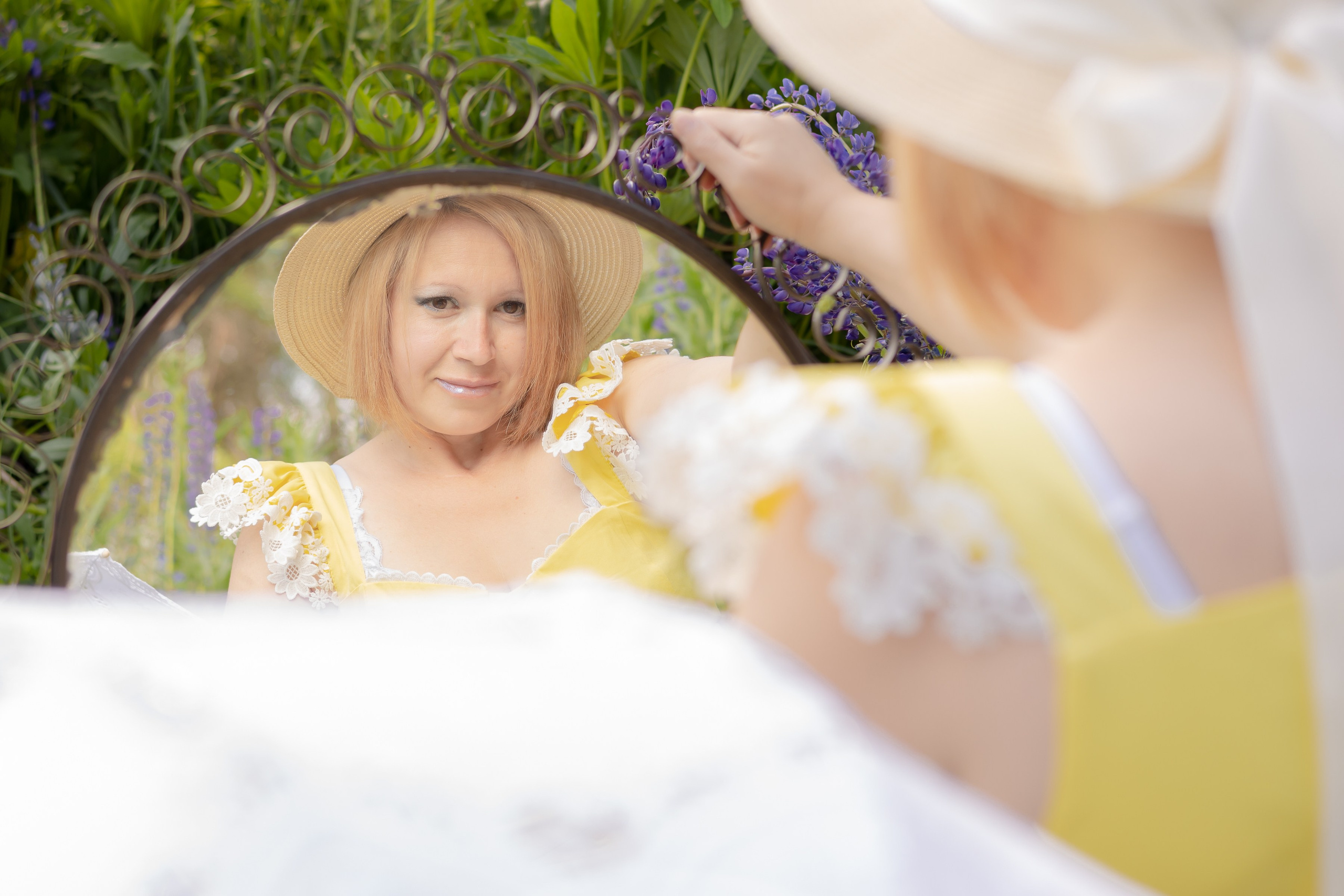 Девушка смотрит в зеркало