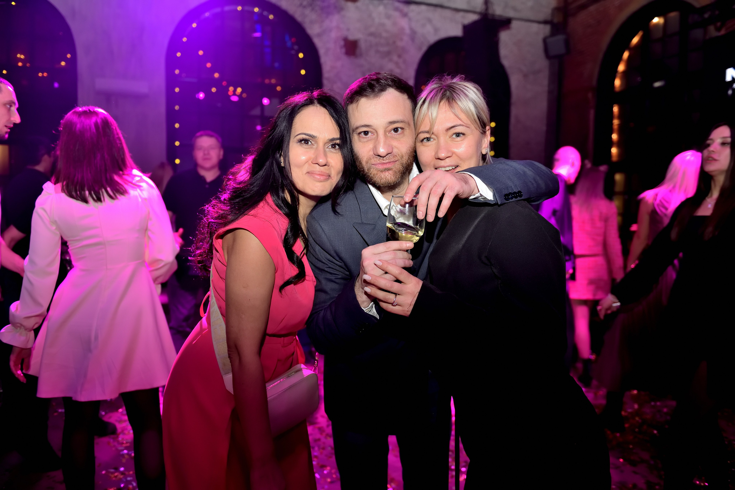 "Сотрудники позируют на новогоднем корпоративе".