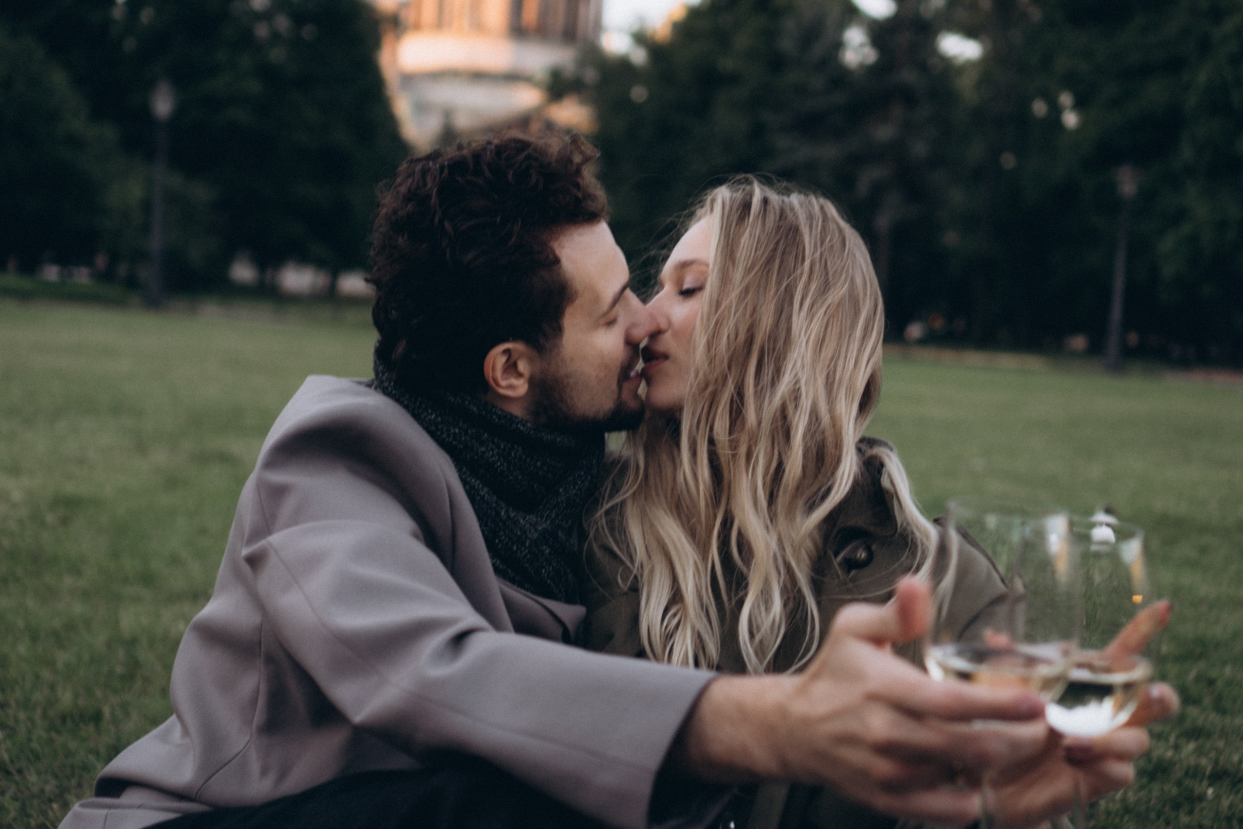 СВАДЕБНАЯ СЬЕМКА ПАРЫ НА РАССВЕТЕ В БЕЛЫЕ НОЧИ И ПРОГУЛКА С РАЗВОДНЫМИ МОСТАМИ И ПИКНИК ВОЗЛЕ ИСАКИЕВСКОГО СОБОРА. Профессиональный фотограф, Санкт-Петербург — Виктория Богомолова