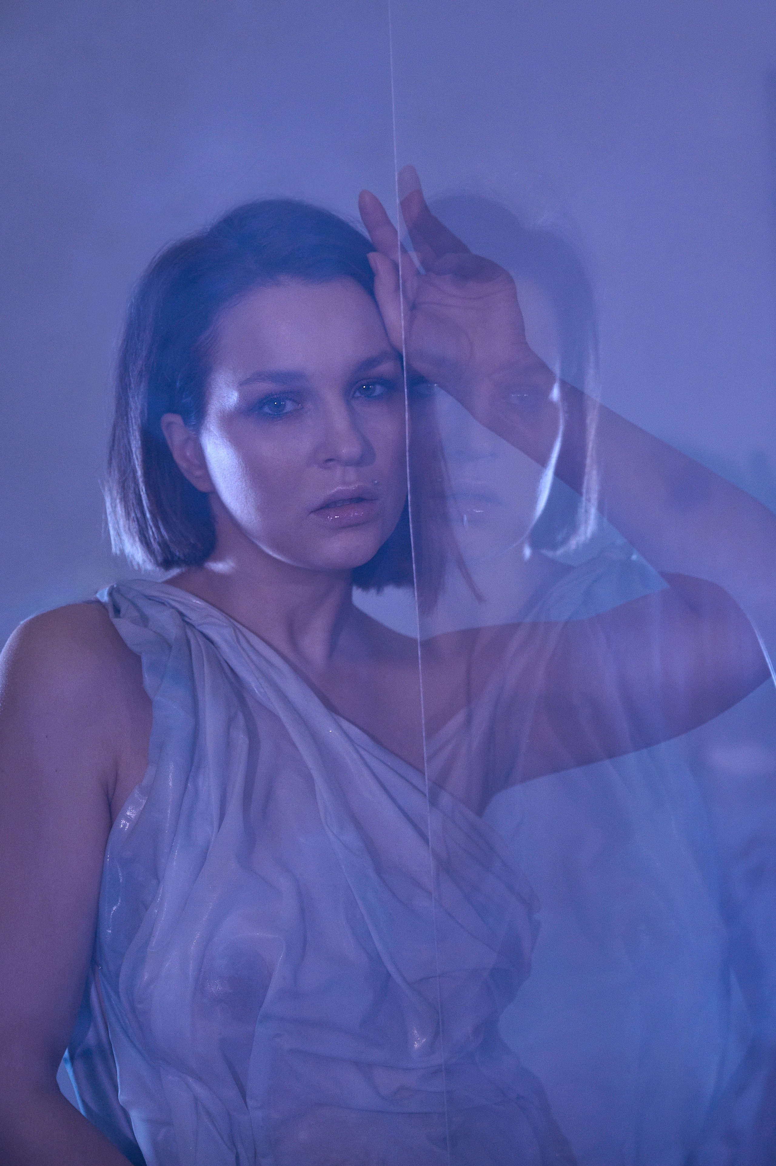 Фотосессия Ксении в декорациях «Лед» со стеклянным кубом