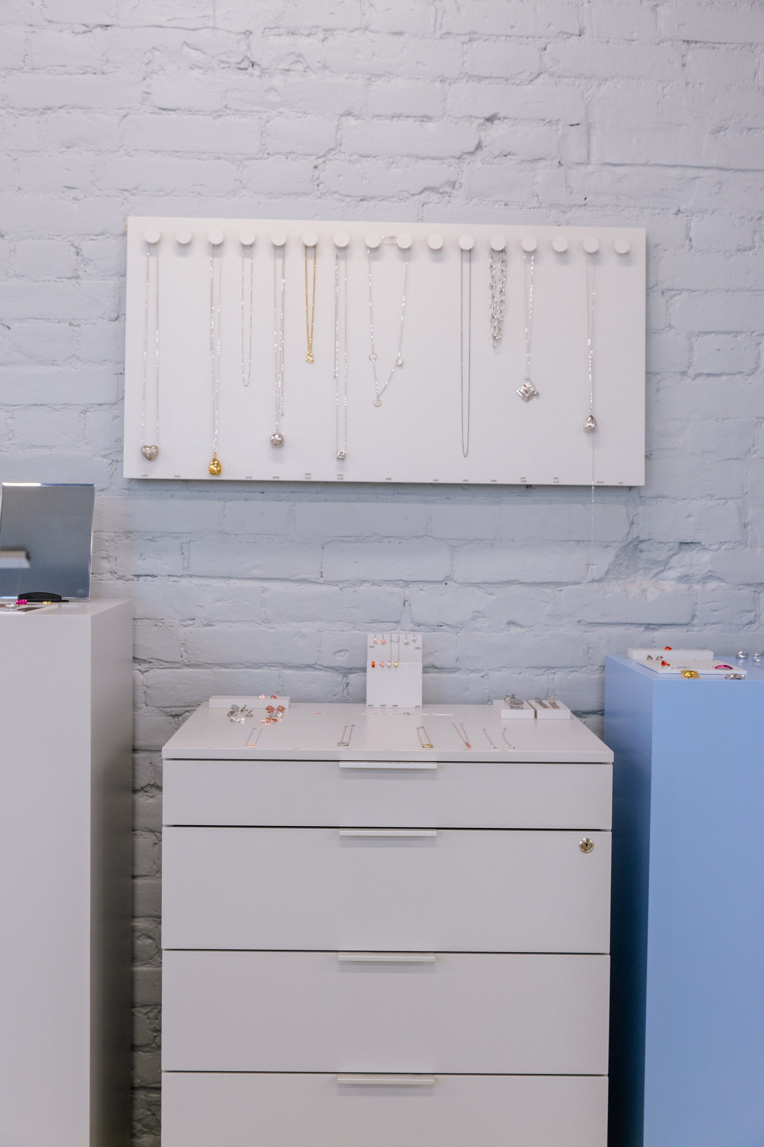 SBLESKOM ​Ювелирный салон Томск Ленина, 72. ГУДРУМ — Мебель на заказ в Томске | Кухни | Шкафы | Стулья и Столы