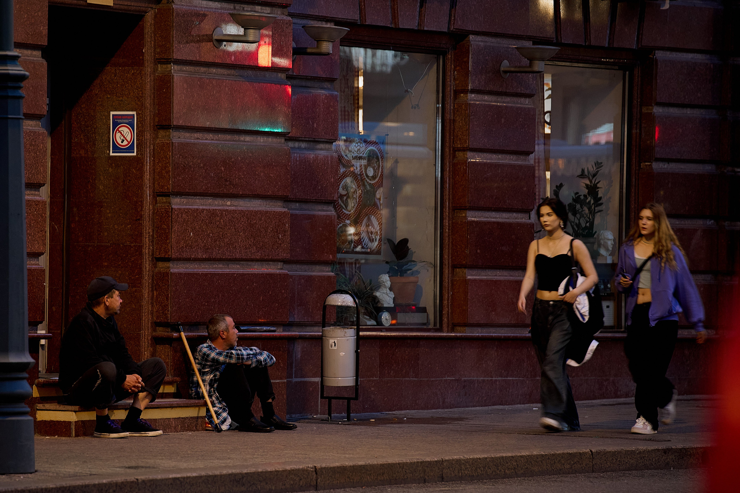 Girls on the night streets of Moscow in the Kitay-Gorod area. Street photography from street photographer Alexander Gladky.
