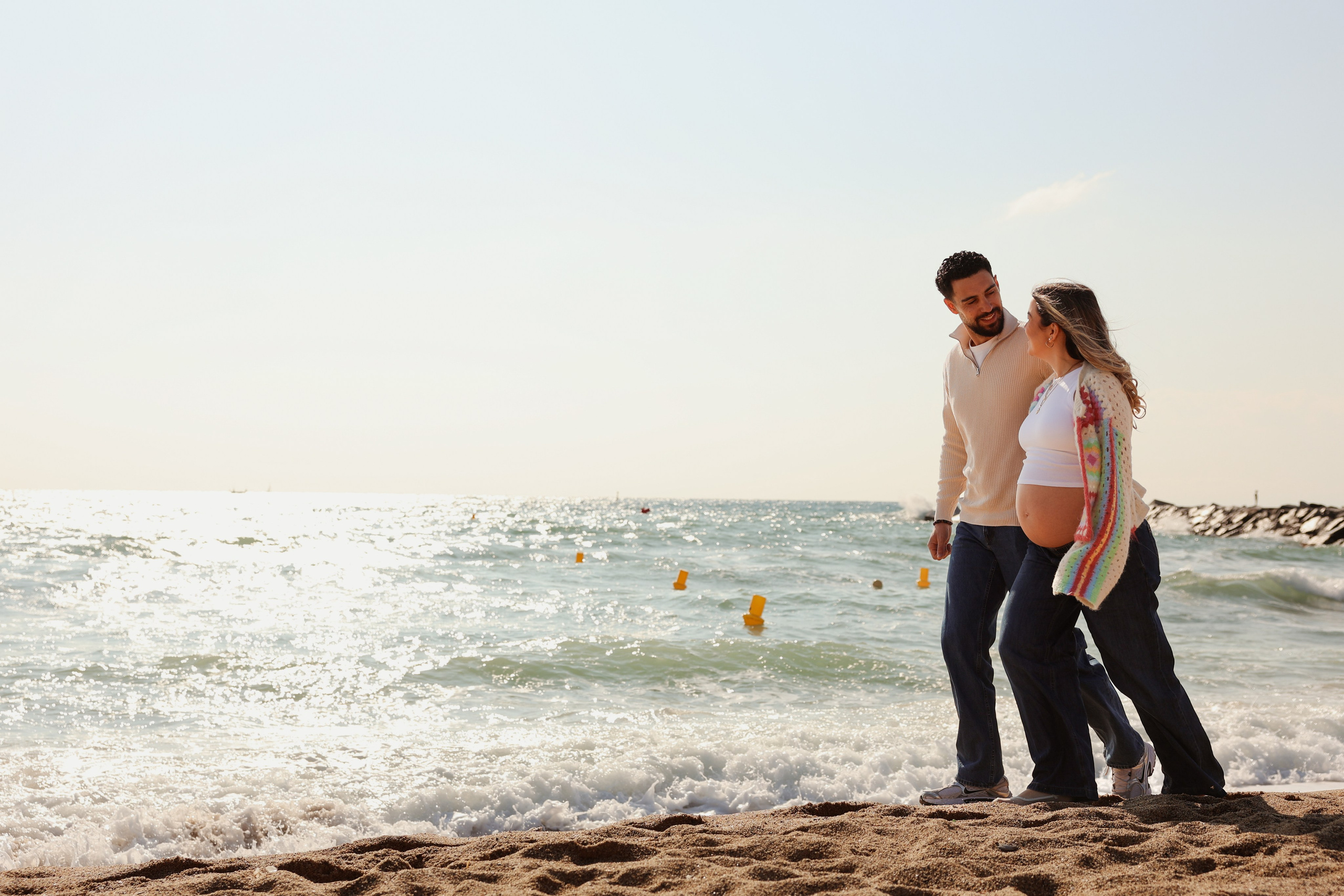 Sunny morning at the sea. Natalia Zhuravleva|family, newborn, maternity photographer in Barcelona