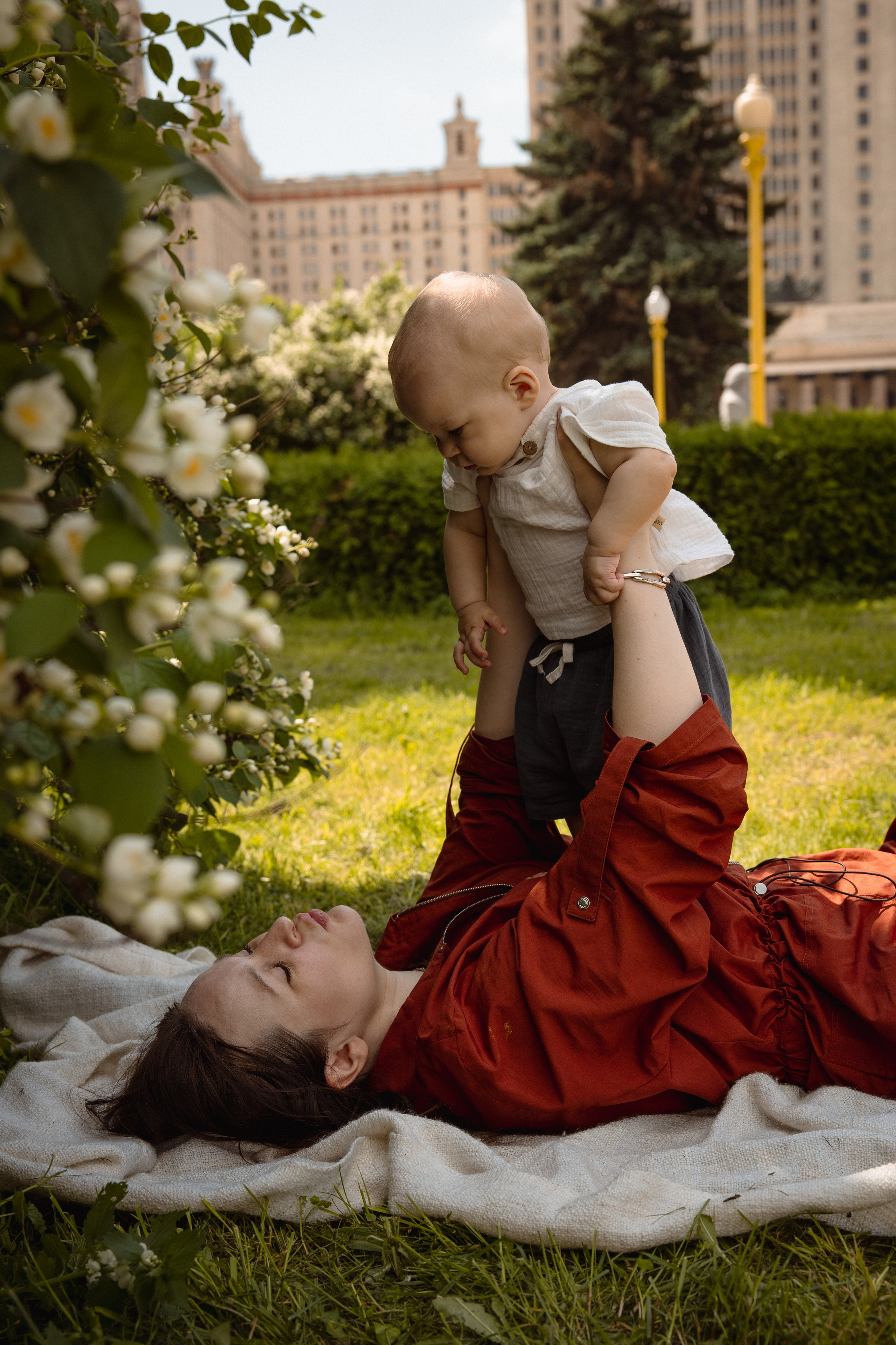 Настя с сыном у Alma-Mater. Ваш семейный newborn и lifestyle фотограф в СПБ Наталья Журавлева