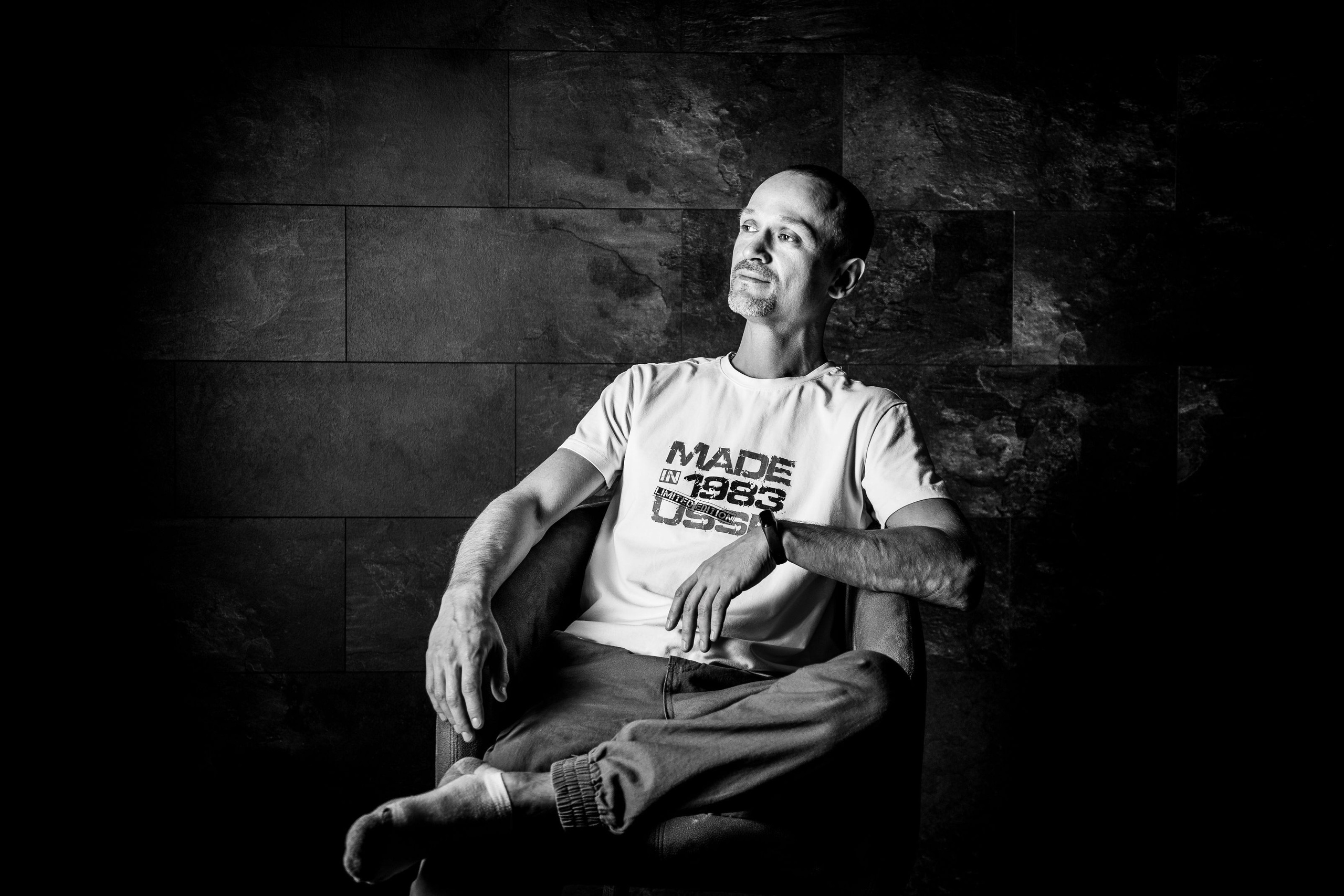 Профессиональная мужская фотосессия в Fotogen: Ваша история в кадре. Интерьерная фотостудия FOTOGEN г. Краснодар