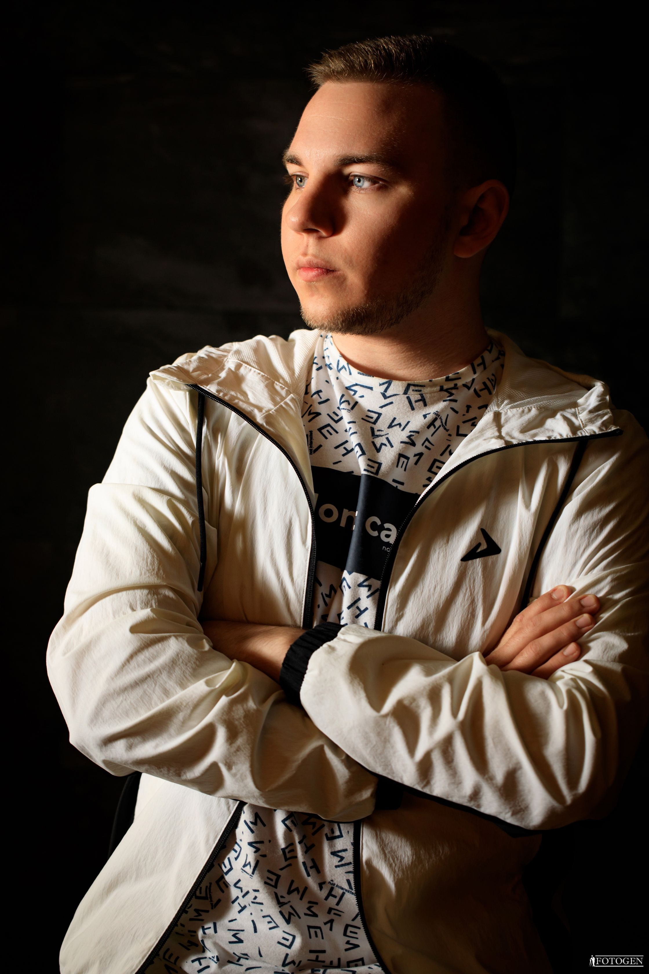 Профессиональная мужская фотосессия в Fotogen: Ваша история в кадре. Интерьерная фотостудия FOTOGEN г. Краснодар