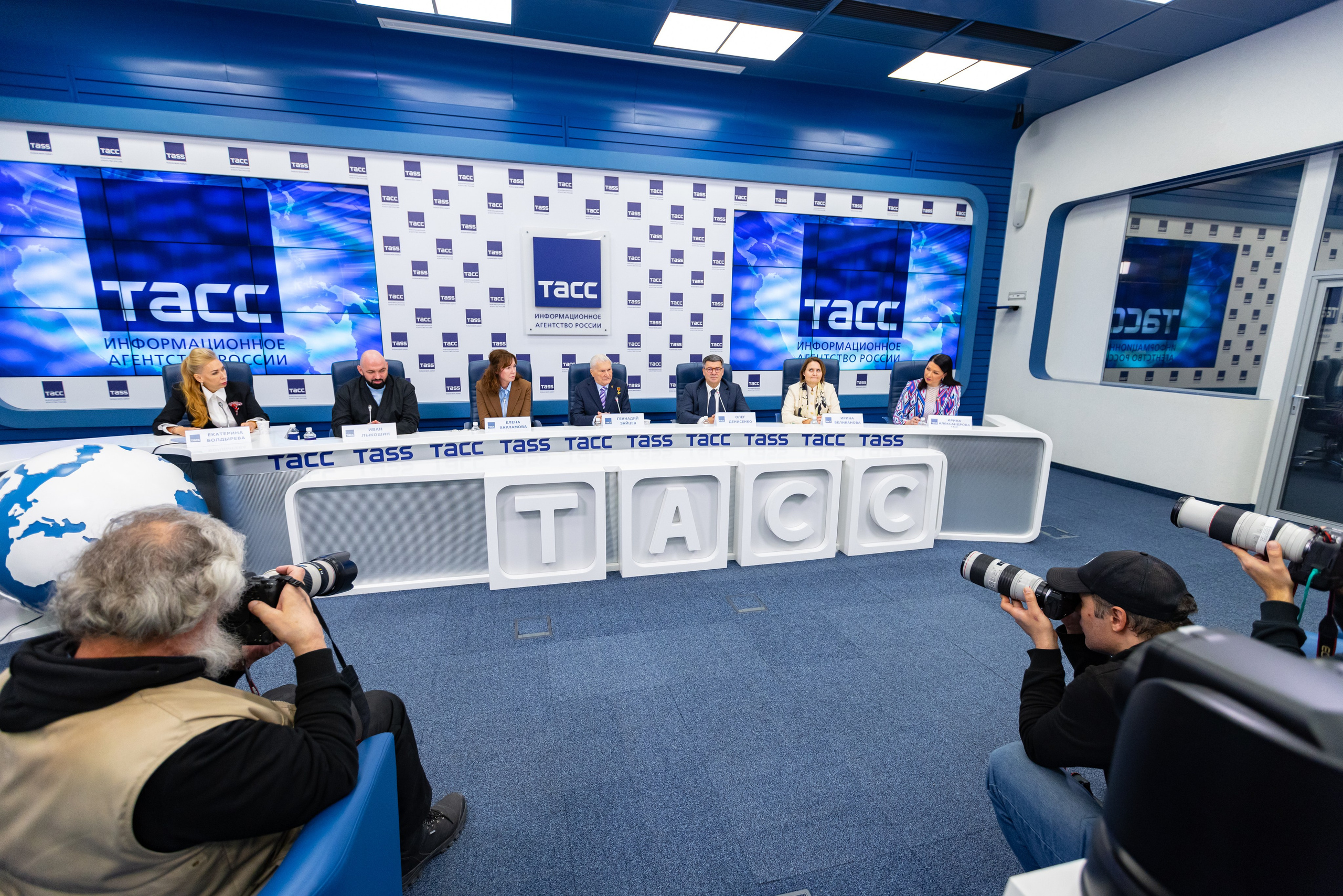 ГРУППА «АЛЬФА». ПЕРВЫЕ ПОЛВЕКА. Пресс-конференция в стенах ТАСС. Фотостудия в Москве LUXARTPHOTO