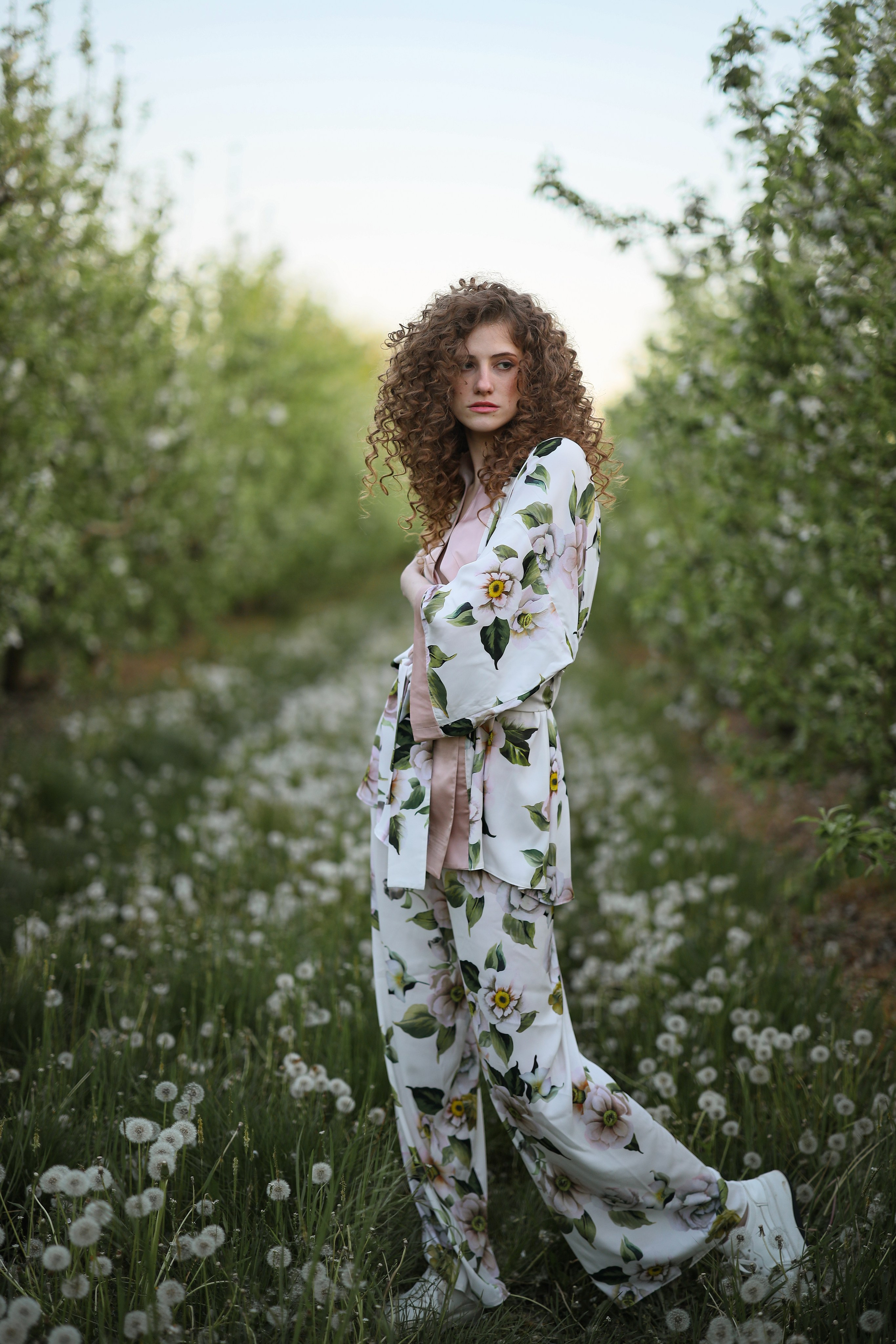 Лия. Яблоневый сад и одуванчики. Свадебный и семейный фотограф в Абхазии Жанна Соснина