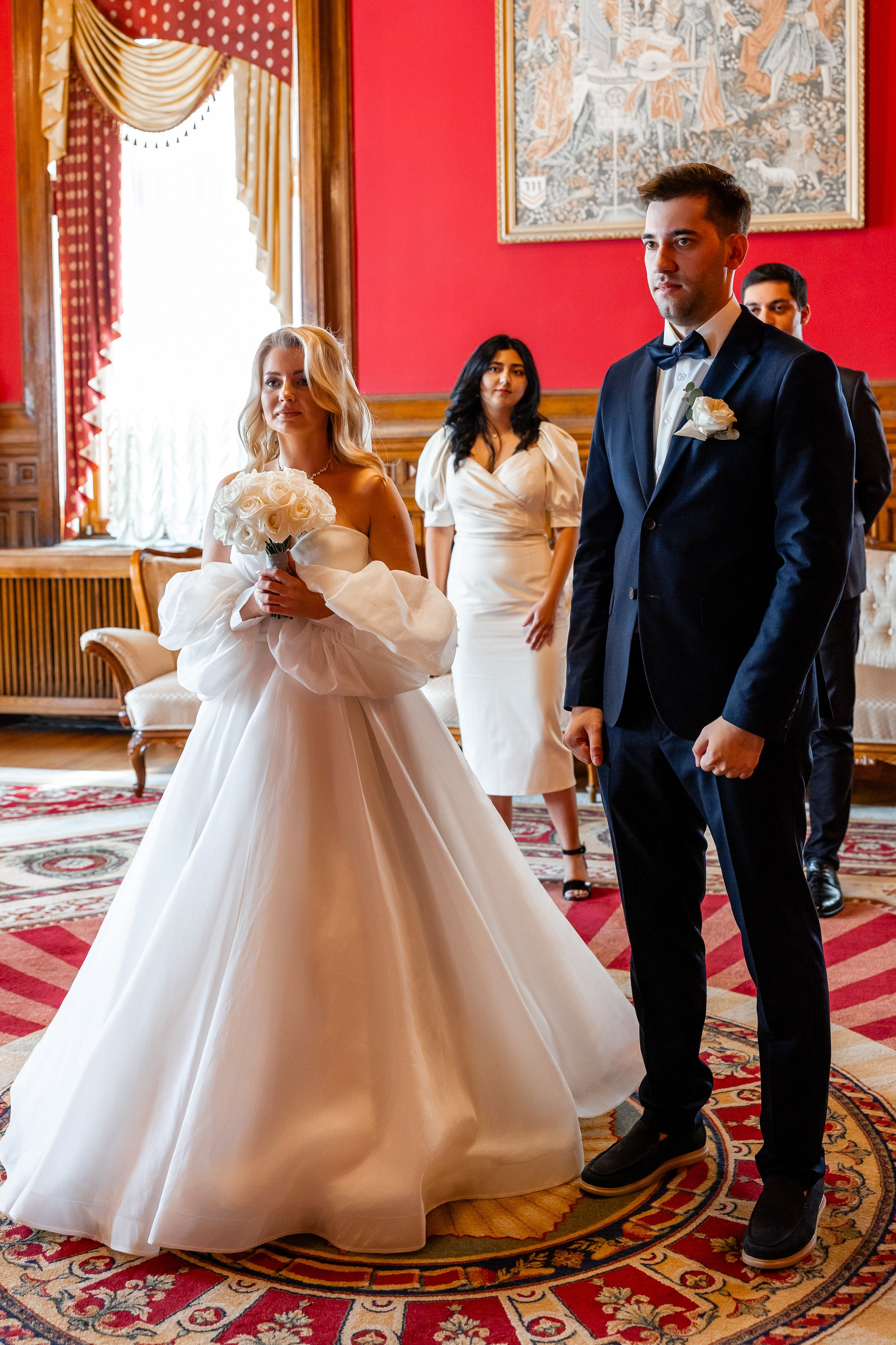 Молодожены и свидетели в красной гостиной во дворце бракосочетания № 2 Санкт-Петербурга