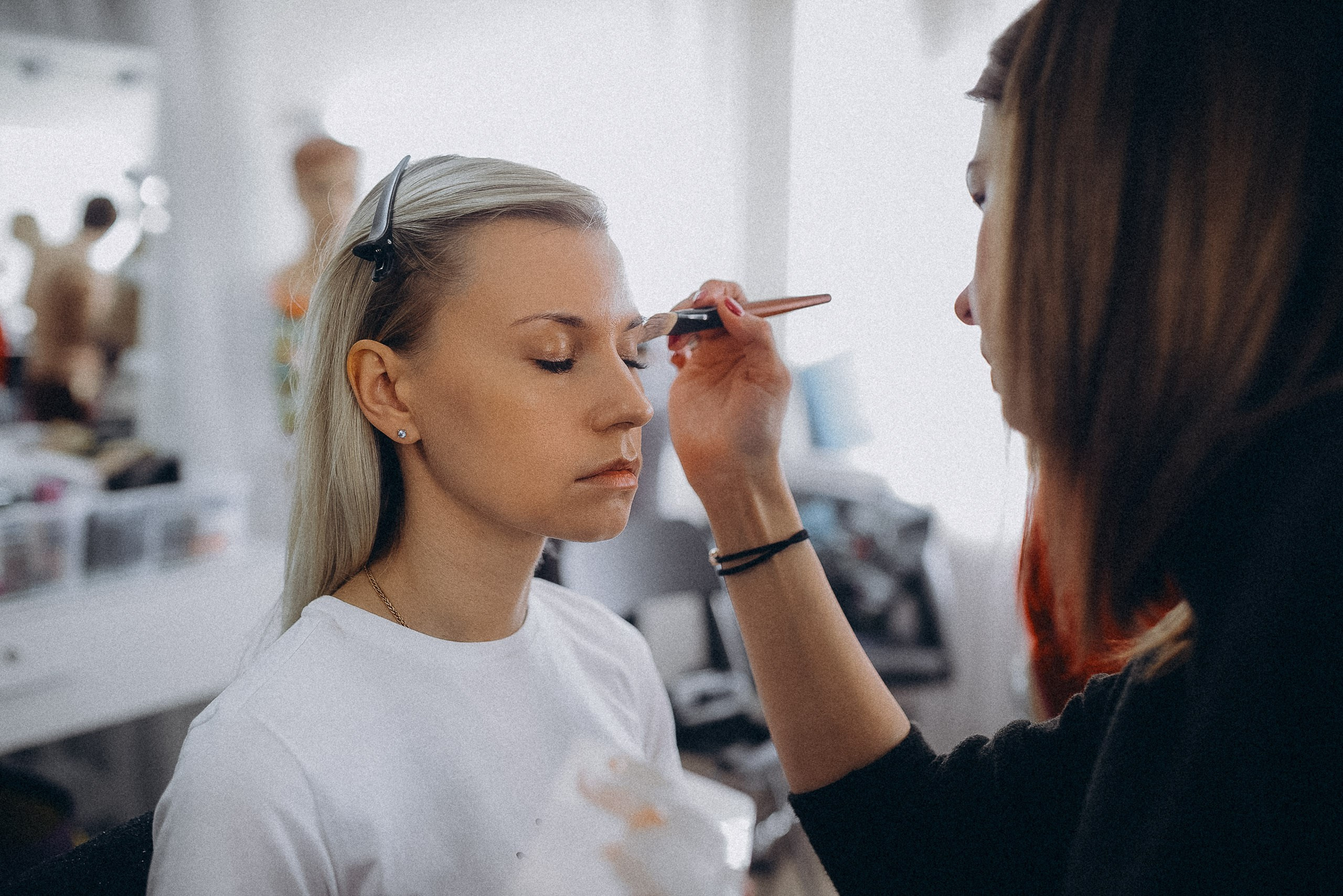 Портрет финалистки конкурса Мисс Радио Европа Плюс в гримерной: момент спокойствия и подготовки перед выходом на сцену.