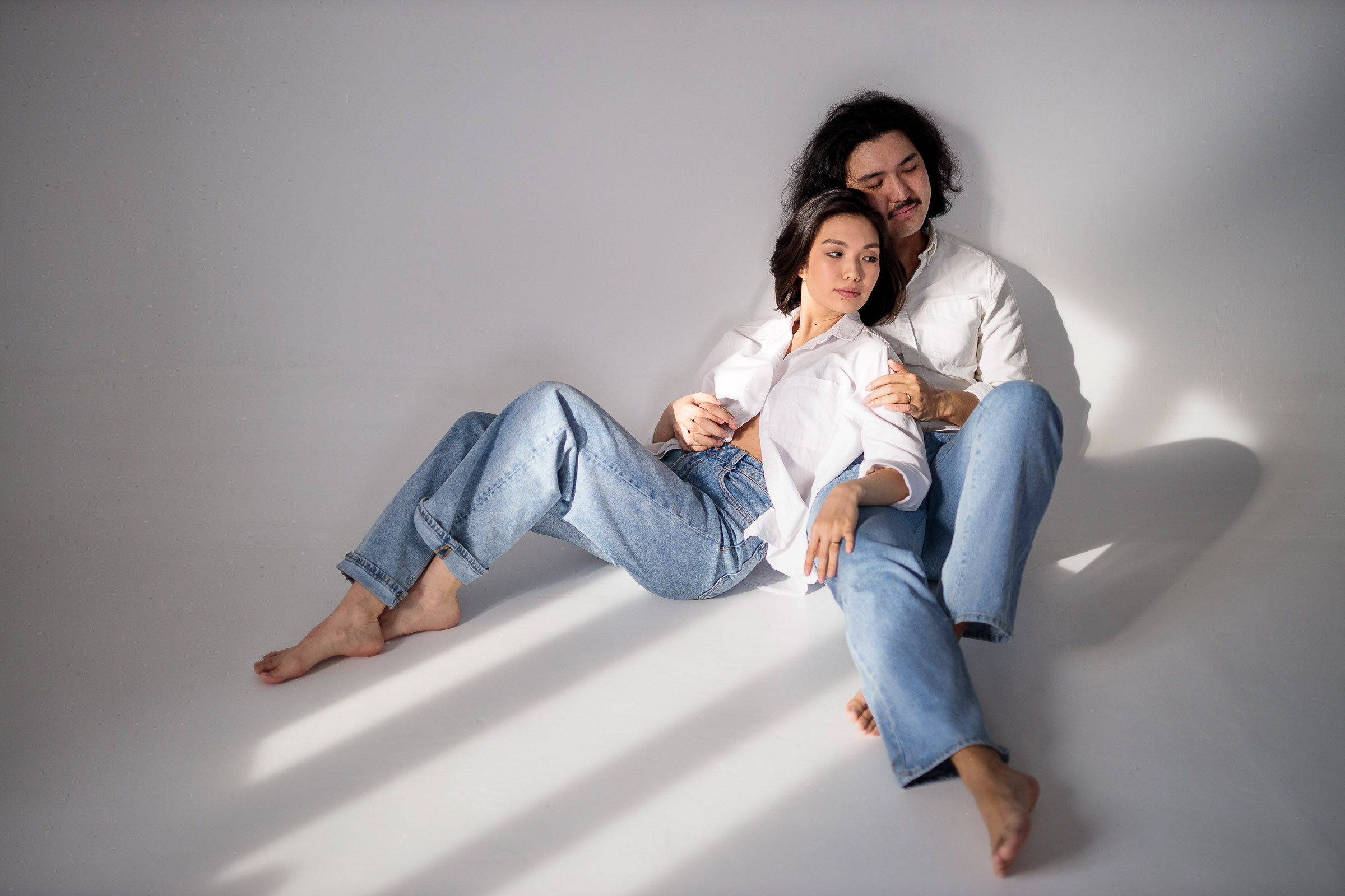 Парная фотосессия на белом фоне. Свадебный и семейный фотограф в Алматы Алексей Балышев
