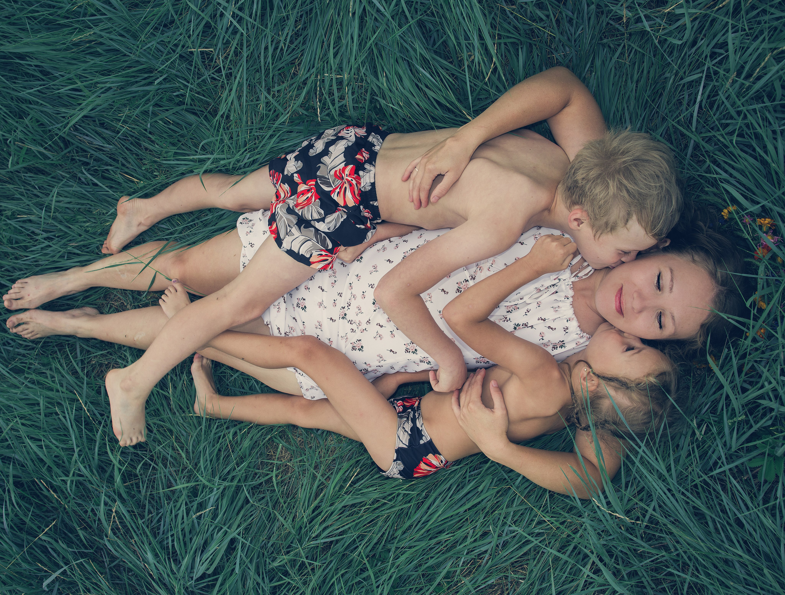 Анастасия, лето, озеро…. Фотограф Юлия Левандовская, п.Ясногорск