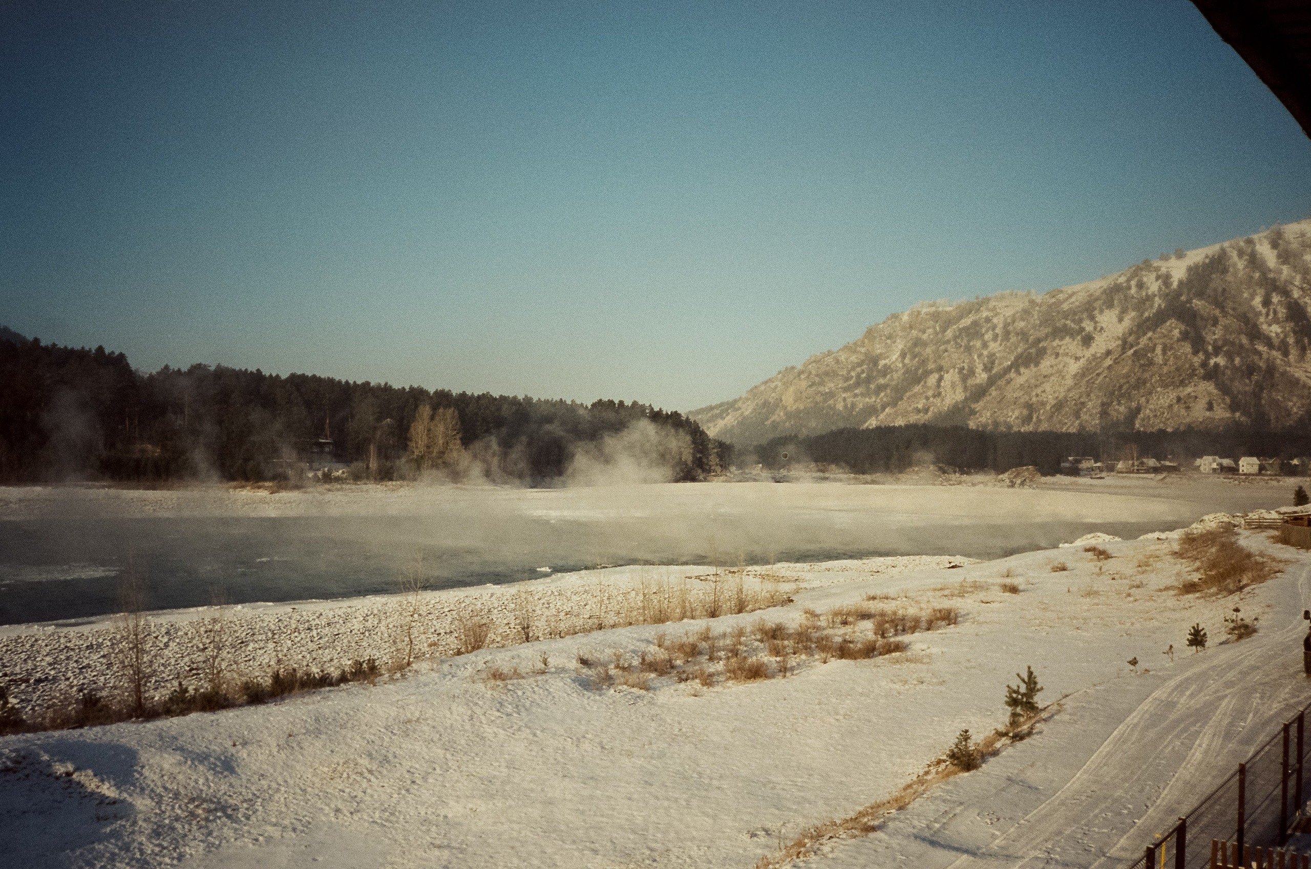 Утро в Манжероке и кафе-автобус Coffee Bus на Чемальском тракте. Фотограф-документалист Мария Осокина