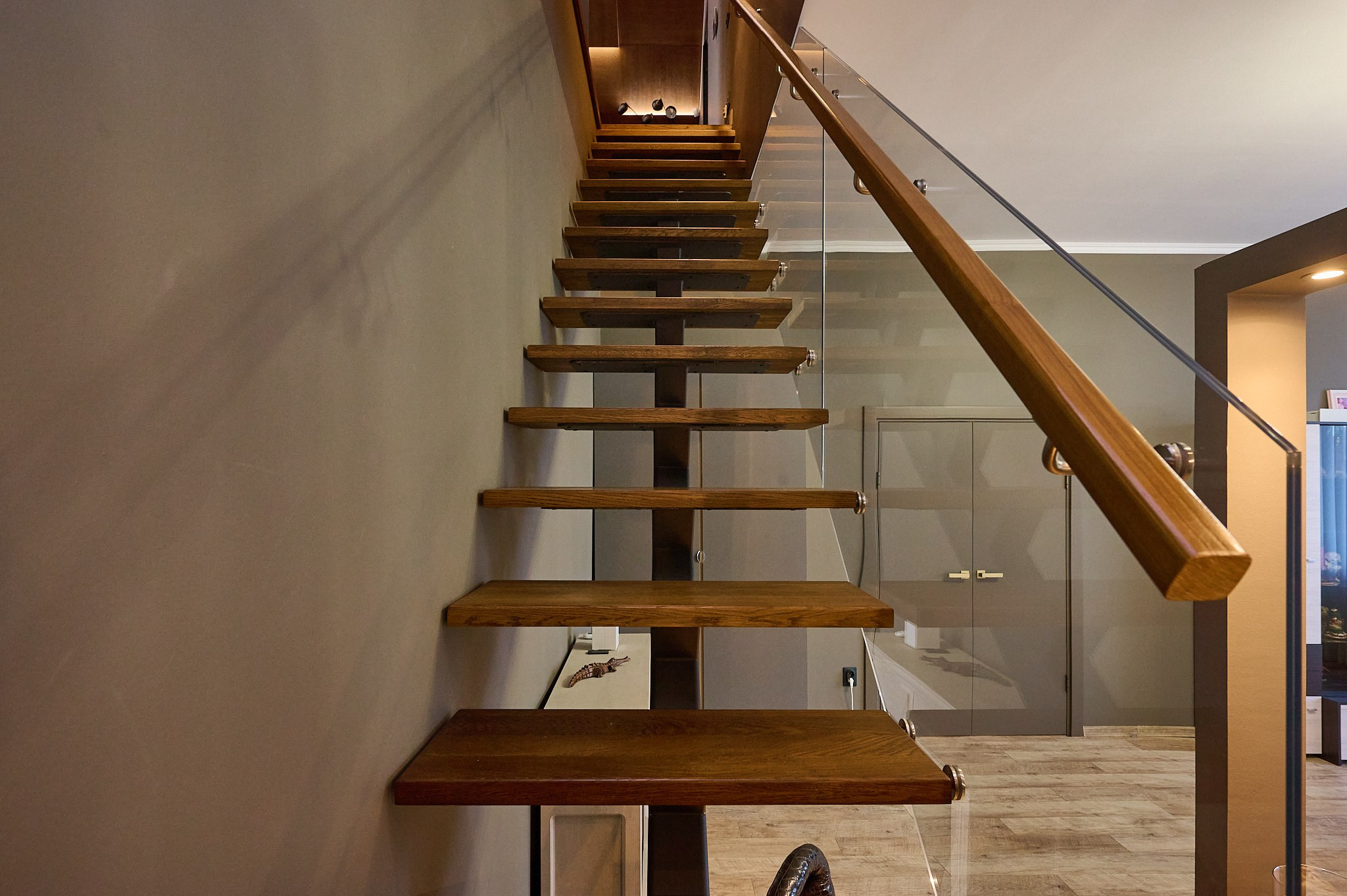 лестница коричневая 