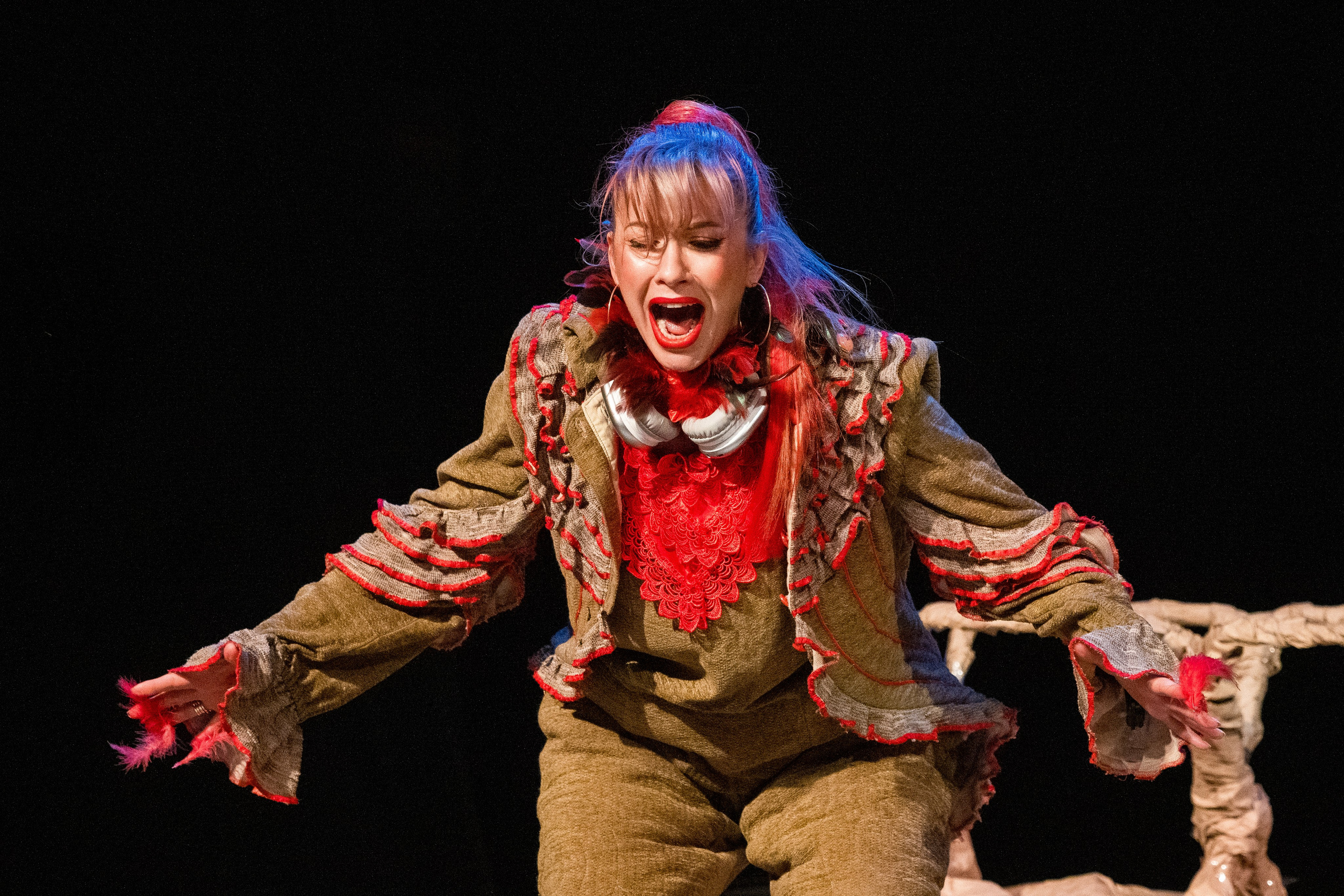 Фотосъемка в театре - артистка кричит и ярко выражает свои эмоции на сцене