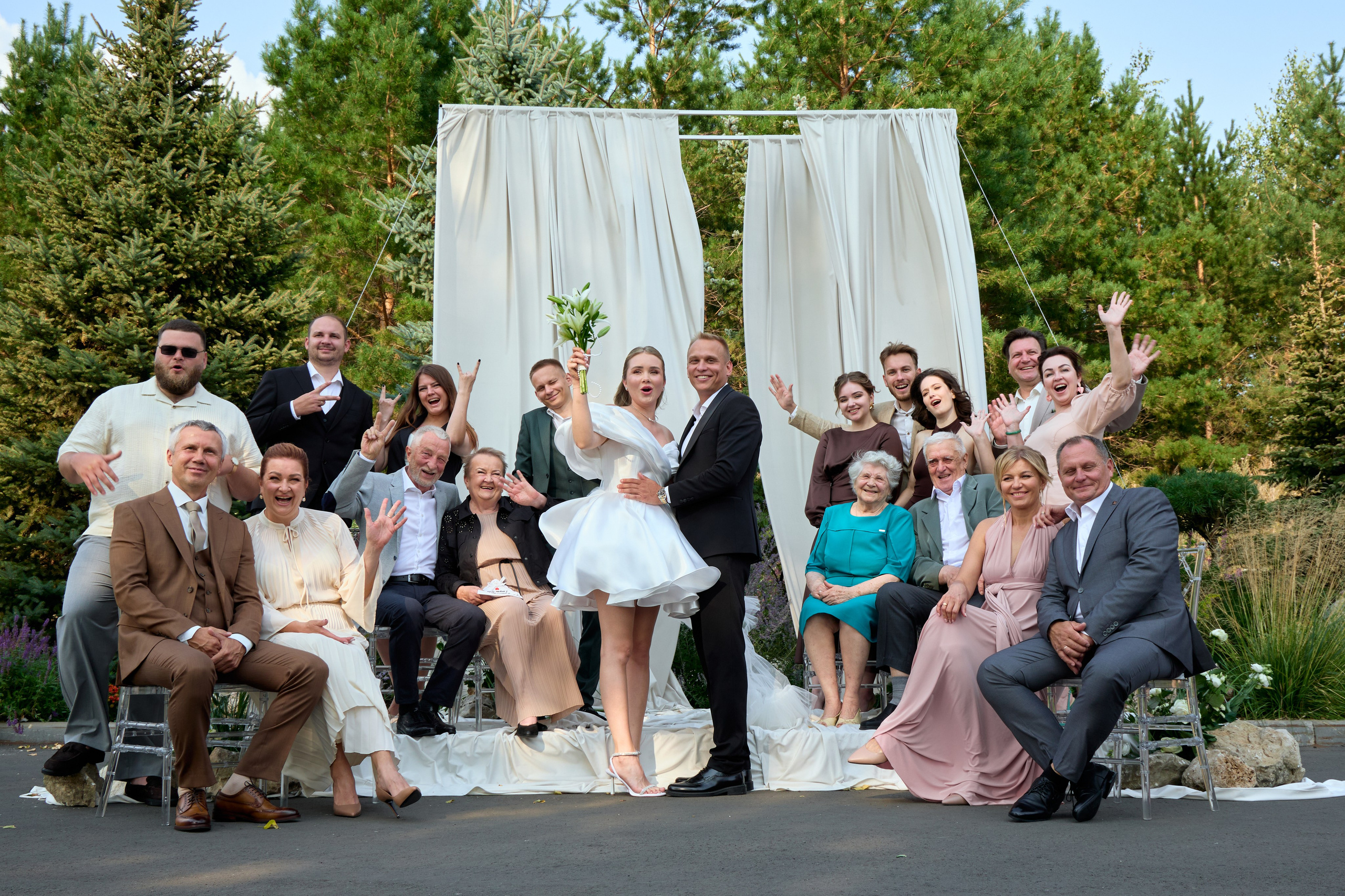 Общая фотография жениха, невесты и всех гостей на выездной регистрации