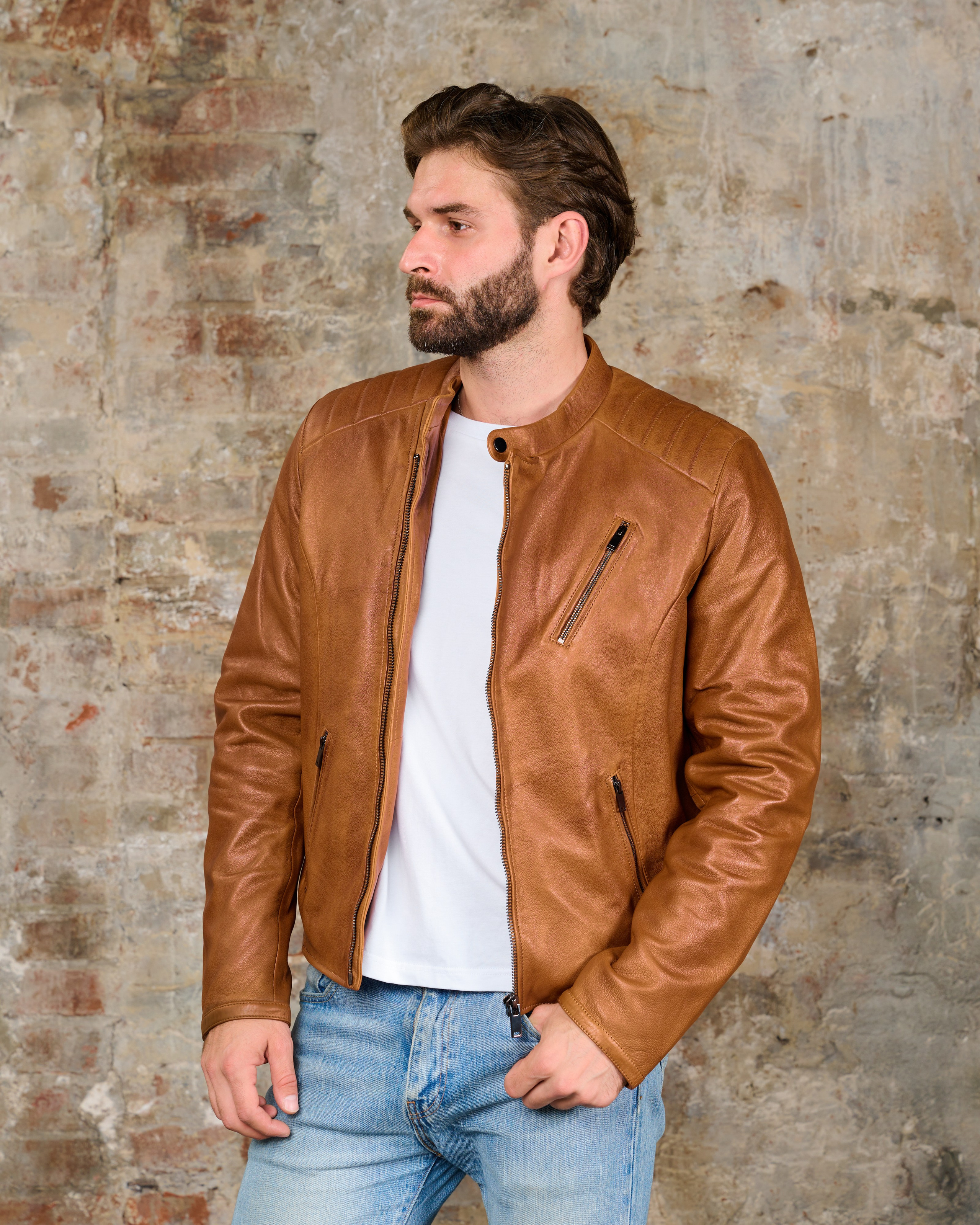 Мужская съемка для бренда одежды - мужчина с бородой в кожаной куртке 