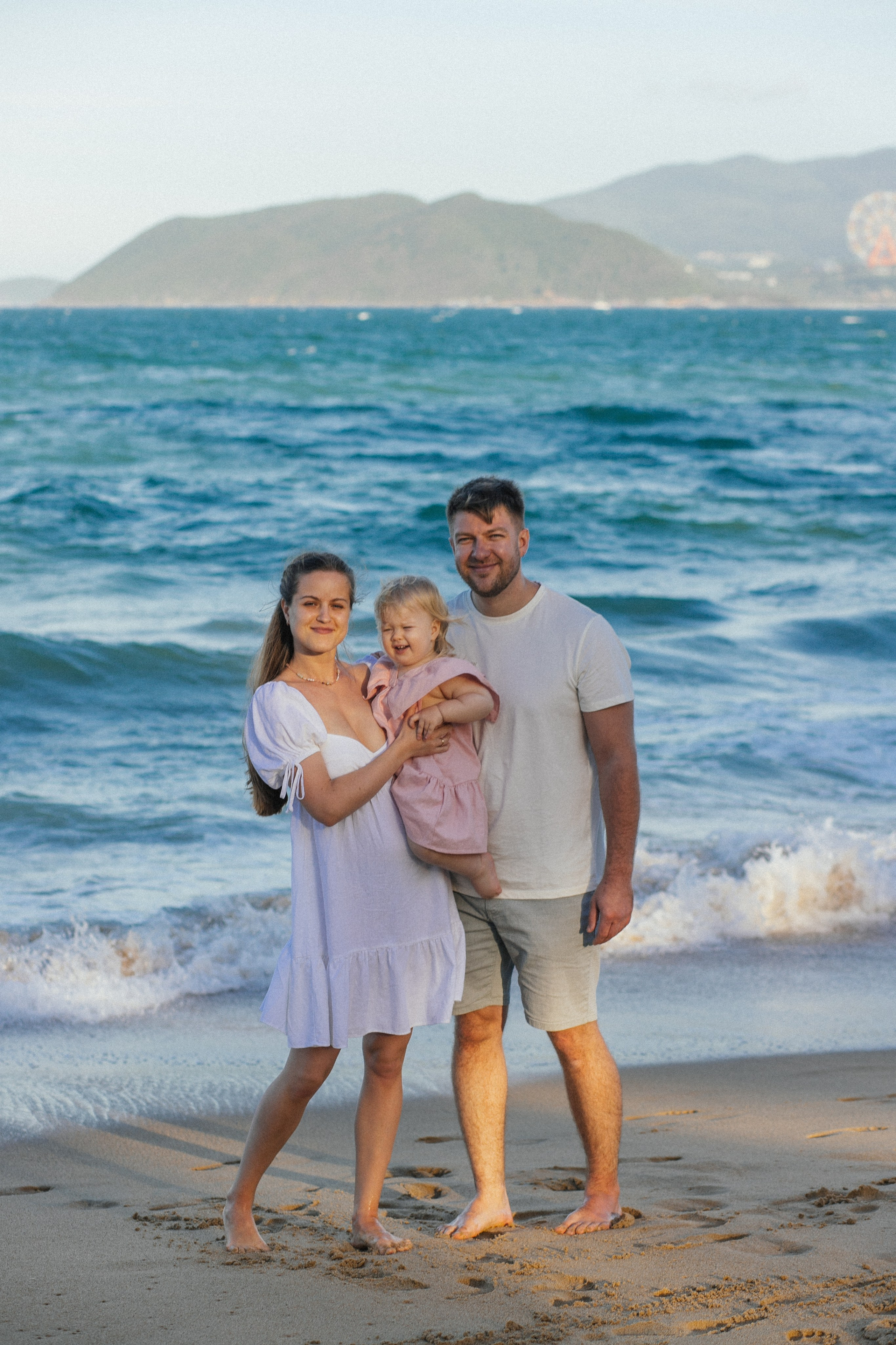 Вика и Влад с Соней на пляже. Главная