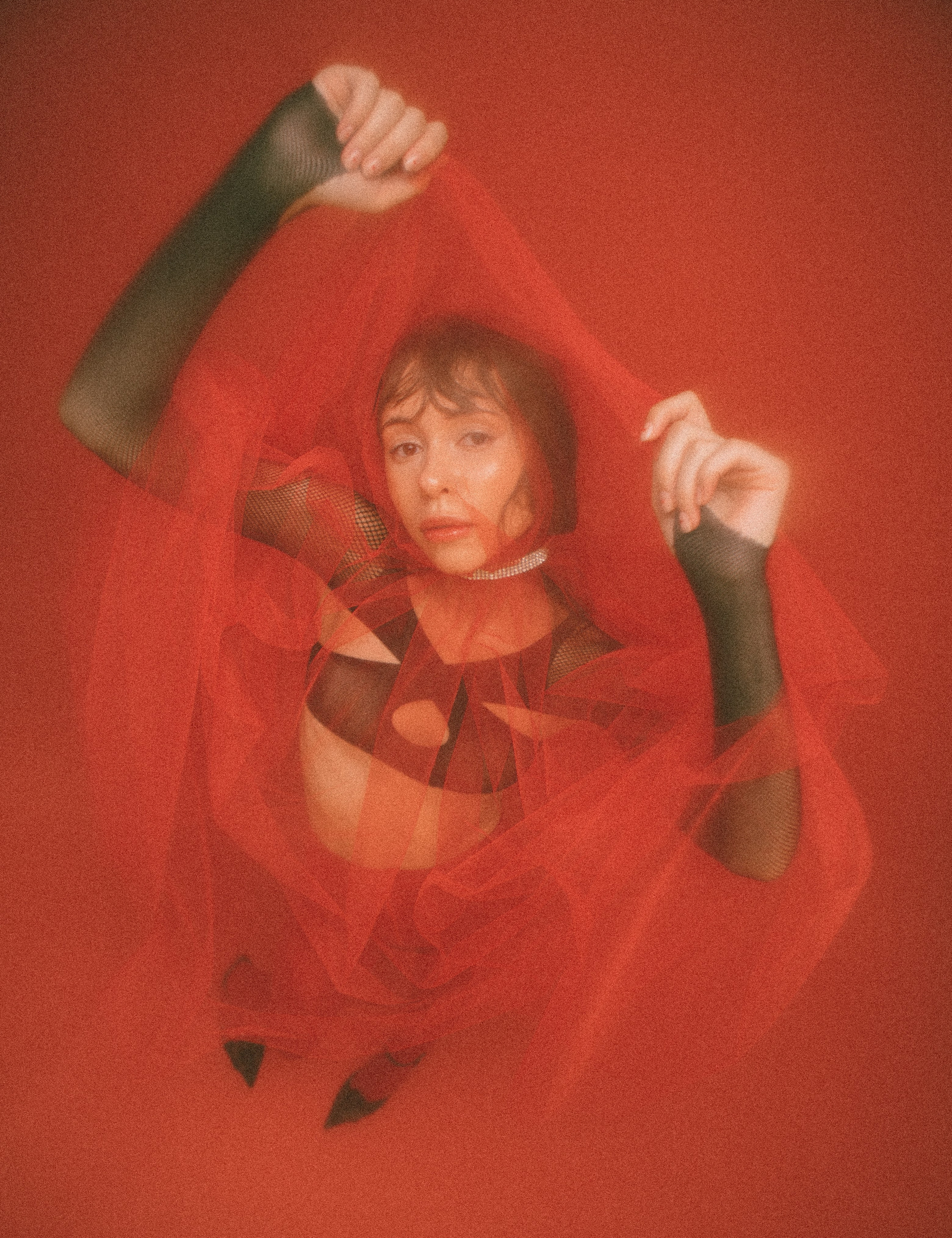 Лиза (Красный фон). Креативный, коммерческий фотограф в Москве