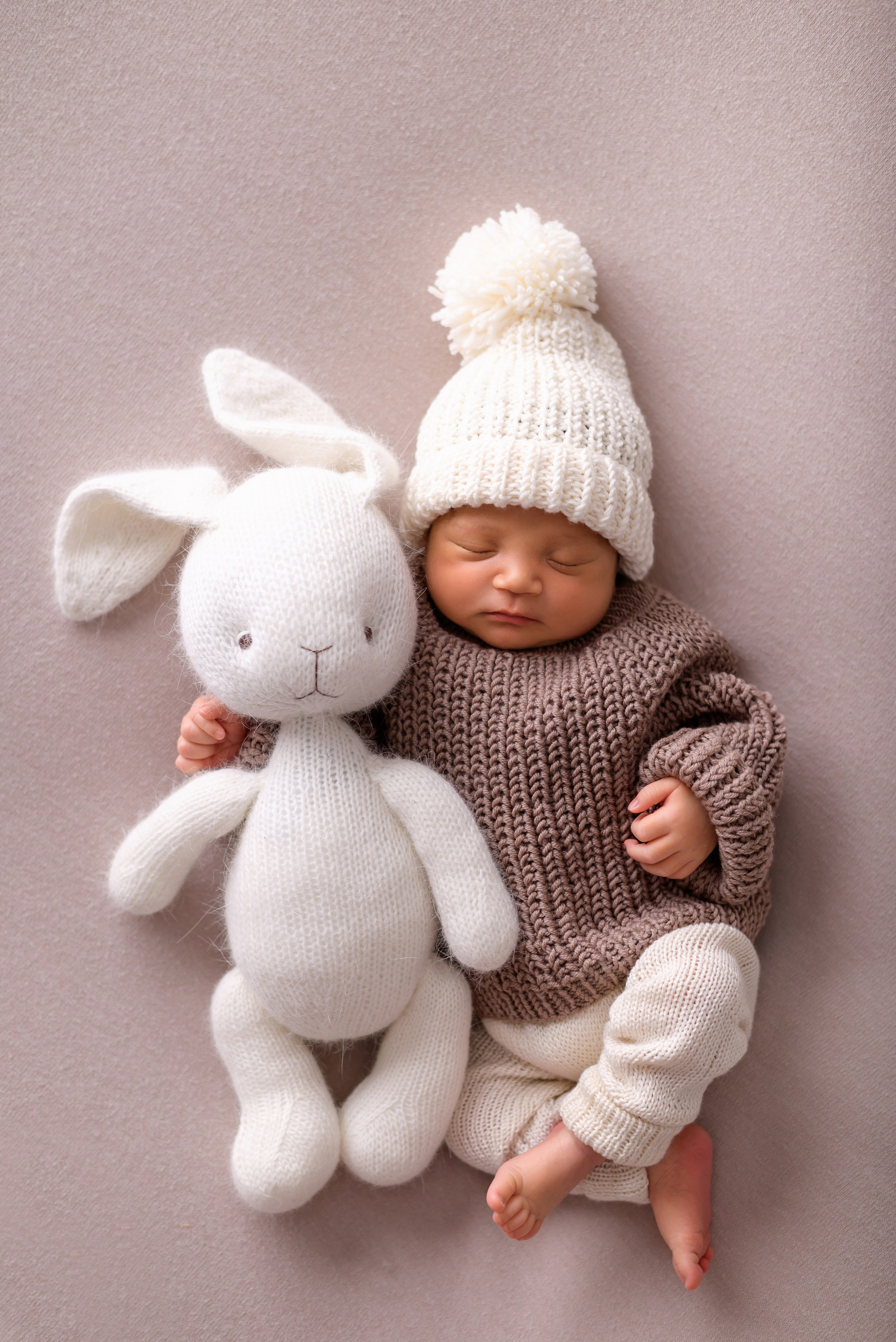 милый новорожденный малыш с зайкой