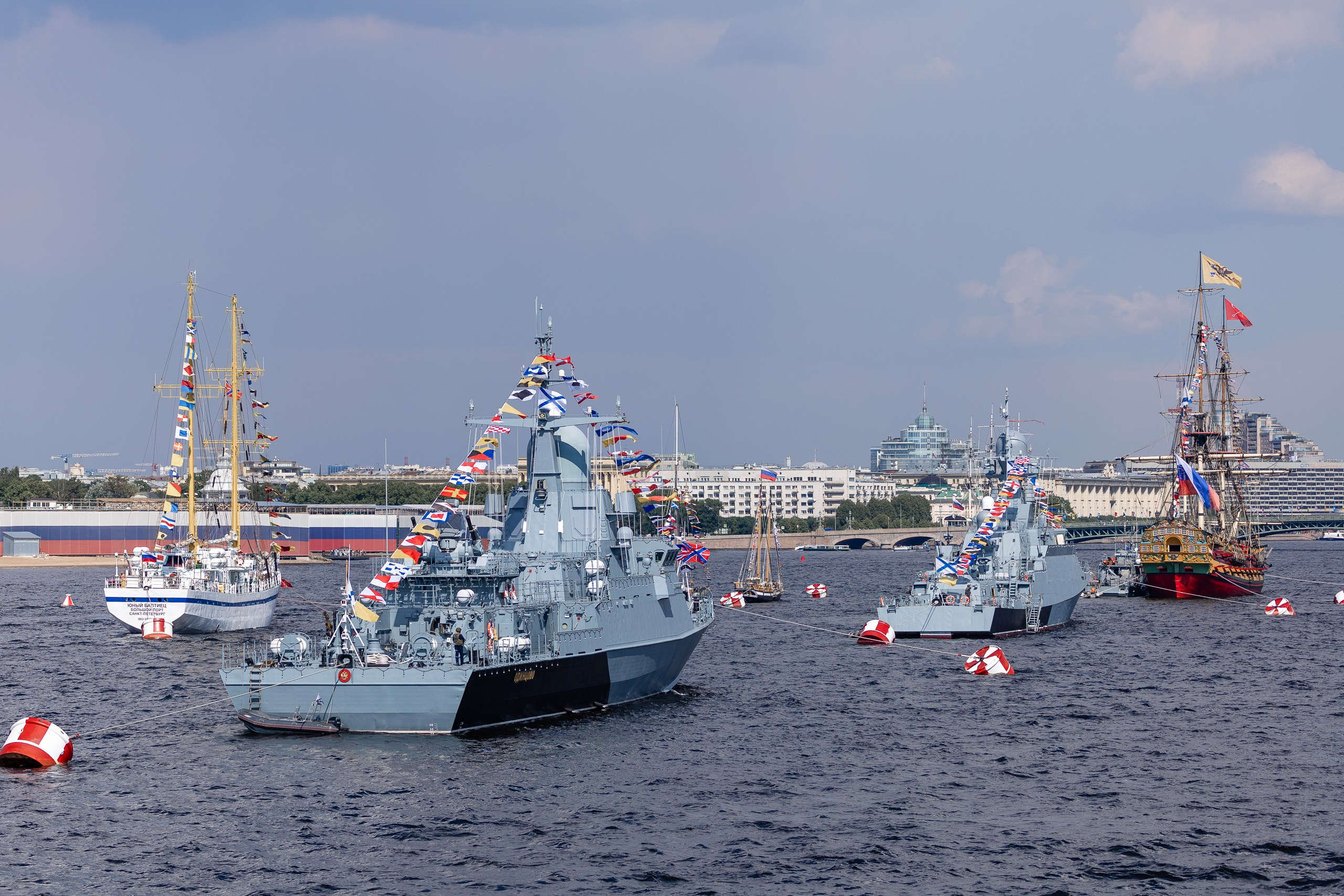 Красивый вид с Дворцовой набережной на военные и исторические корабли на Неве в День ВМФ России 2024 в Петербурге