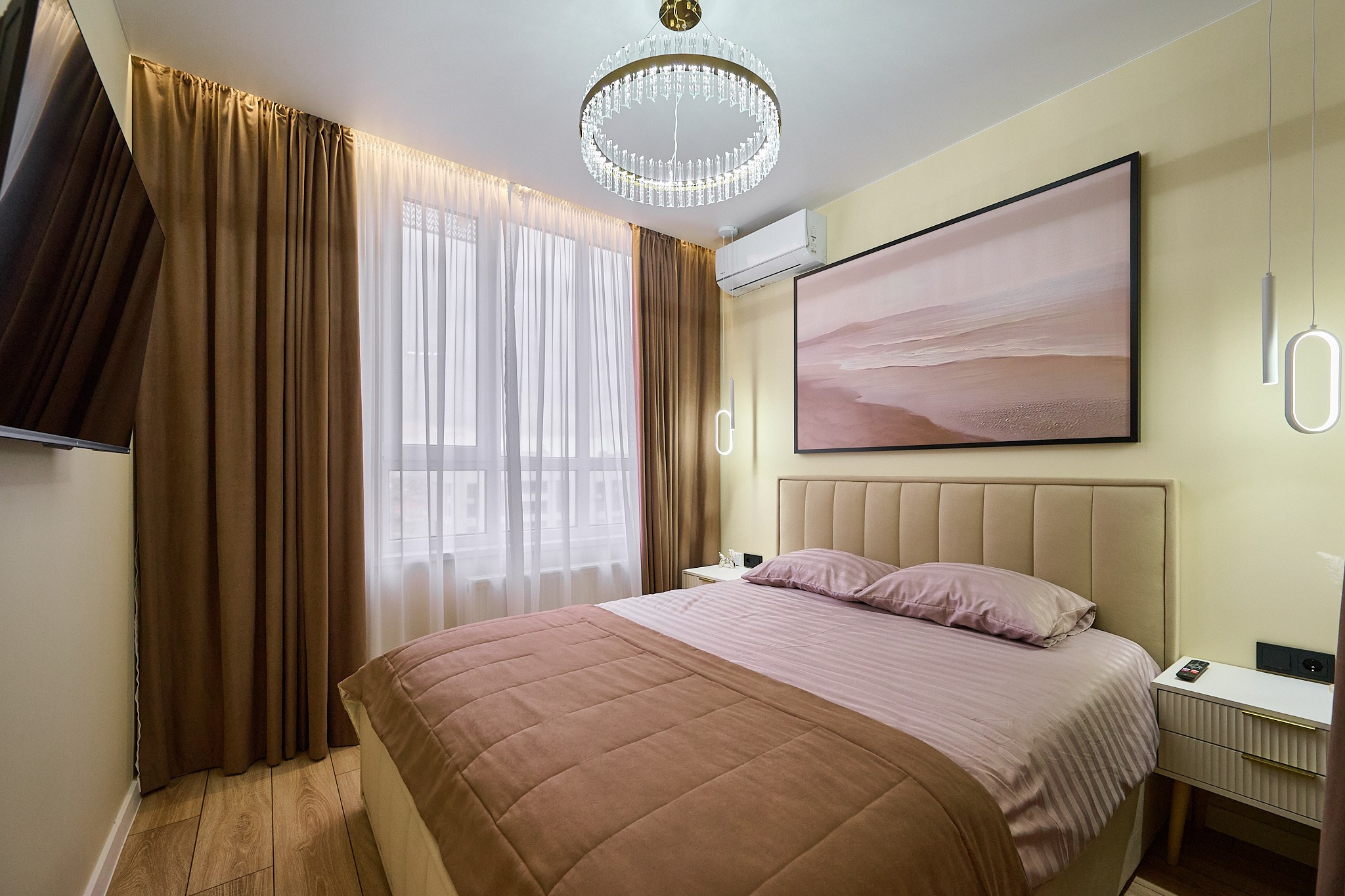 комната светлые обои светлая кровать  коричневые шторы 