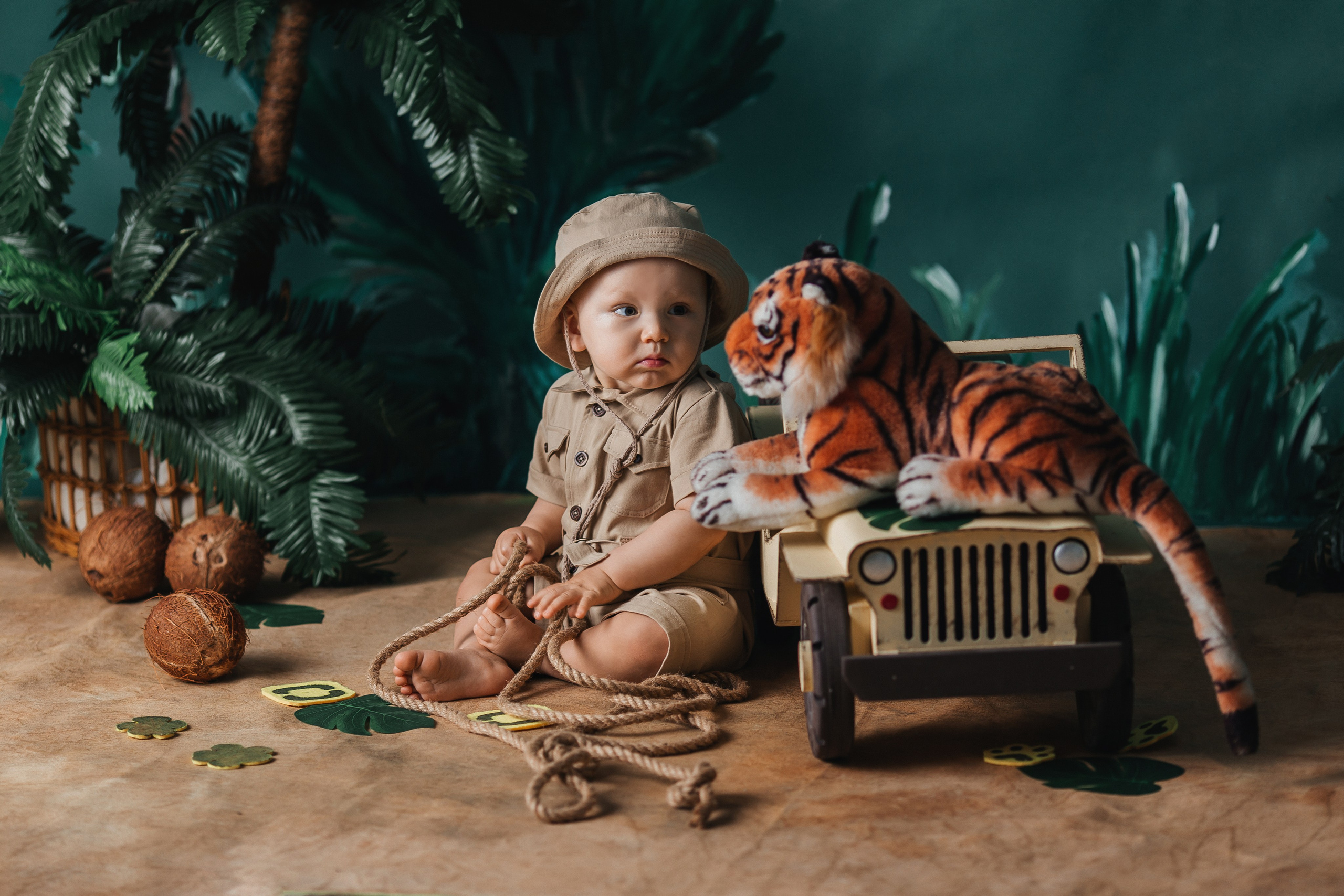 <img src="ml.jpg" alt="Фотосессия для детей. Жираф. Костюм путешественника и джип. Ульяновск.">