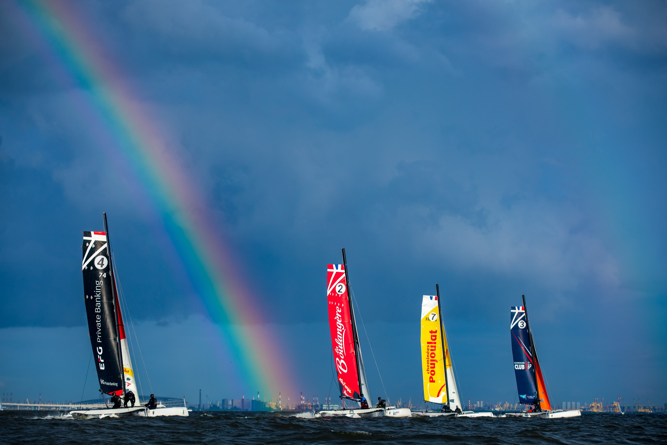 Тримараны DIAM24 на фоне радуги