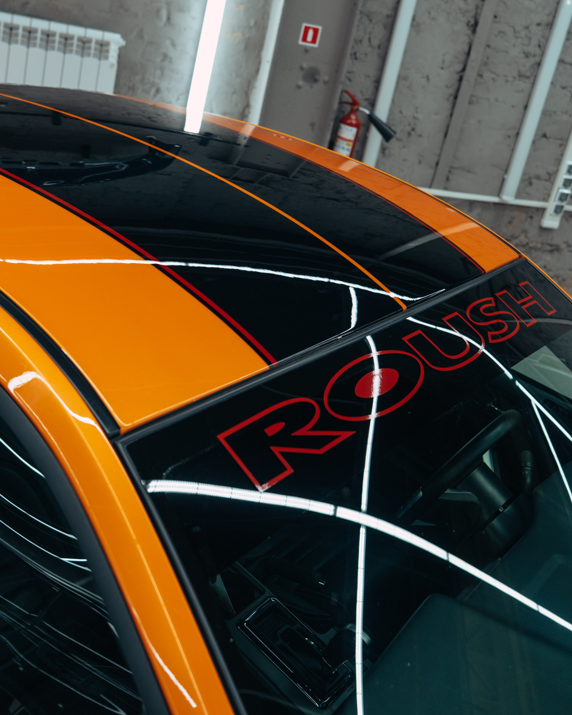 Ford Mustang Roush оранжевый окрас кузова и выкрас полос. DeLorein