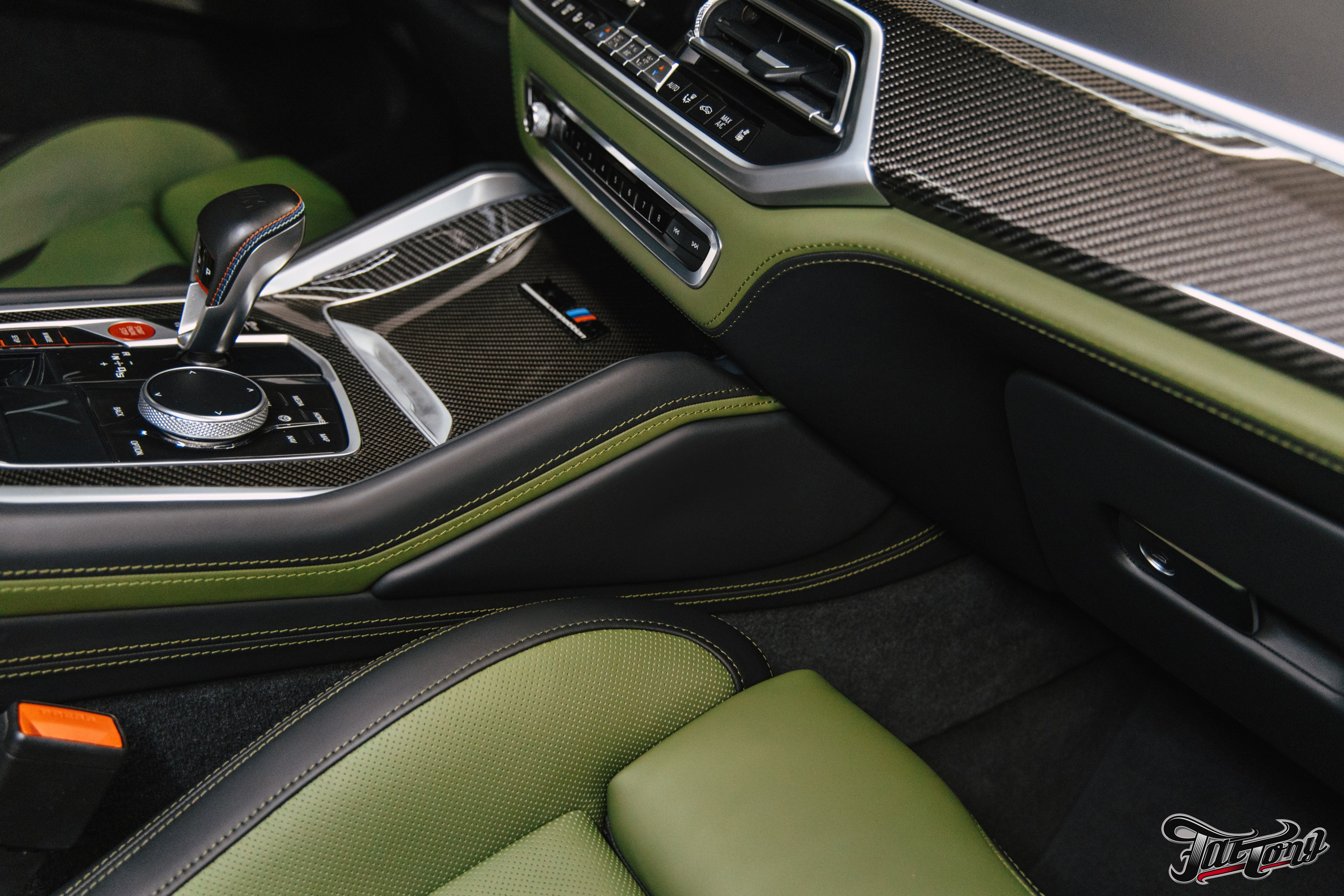 BMW X5M пошив салона в зеленую кожу. DeLorein