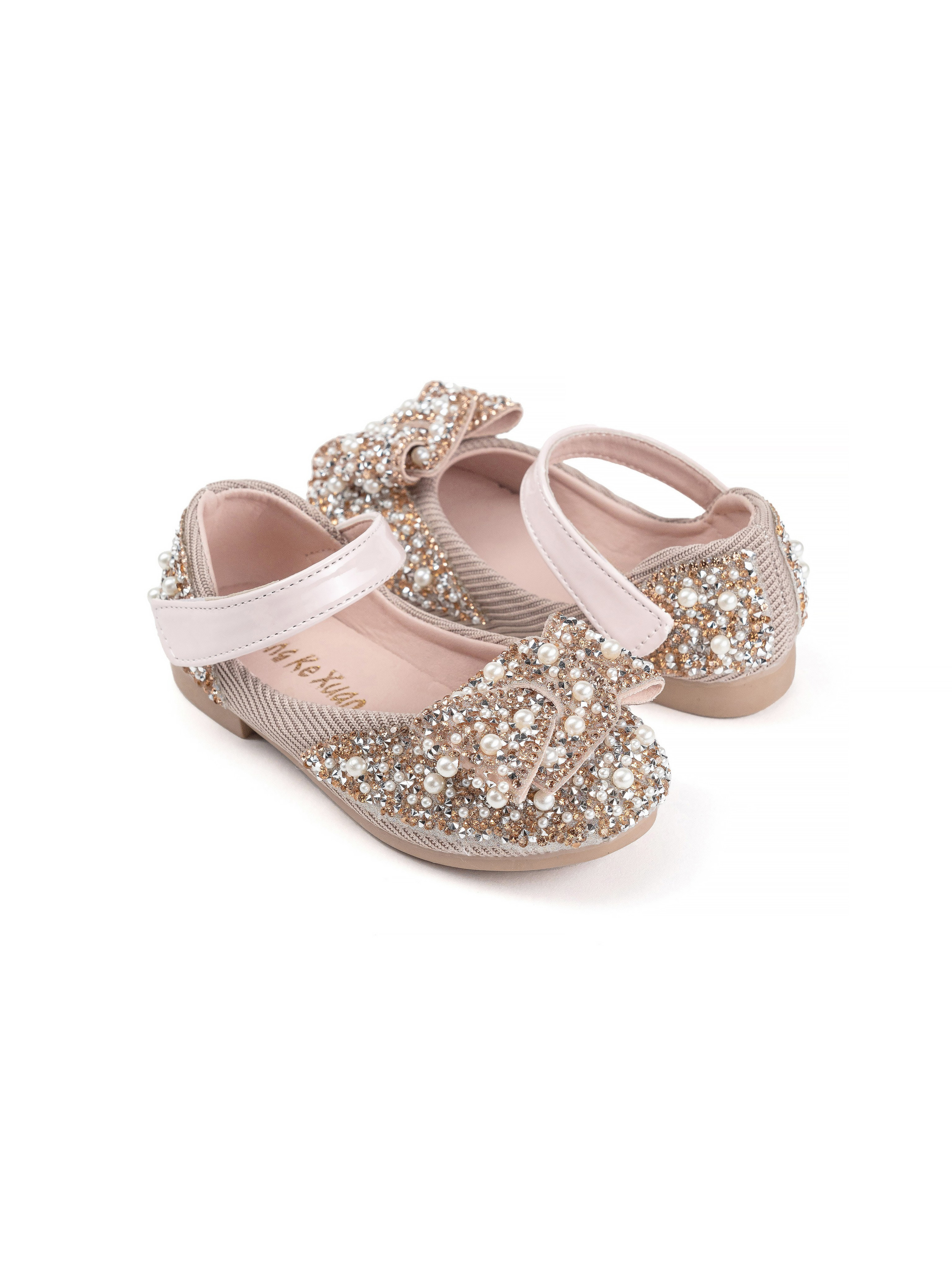 Детские туфельки, фотосъемка на однотонном фоне, съемка для маркетплейсов. Олейник Денис — предметный фотограф, фотограф для маркетплейсов в Казани