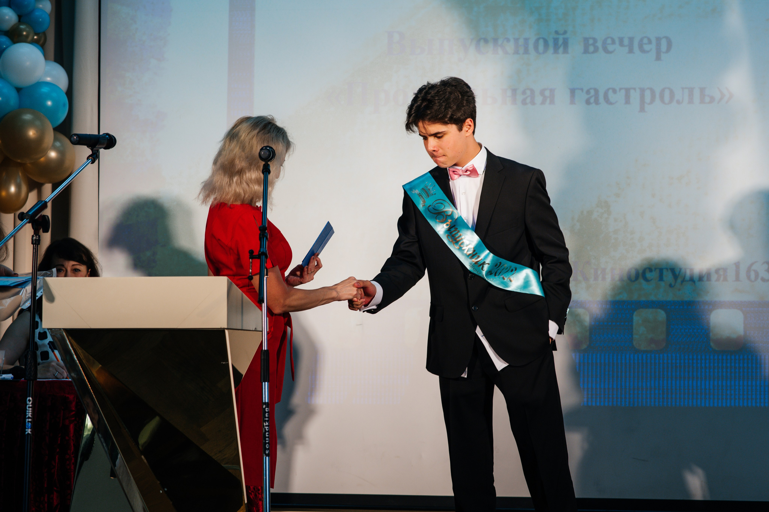 Вручение аттестатов. Выпускные альбомы в Подольске Москве и МО