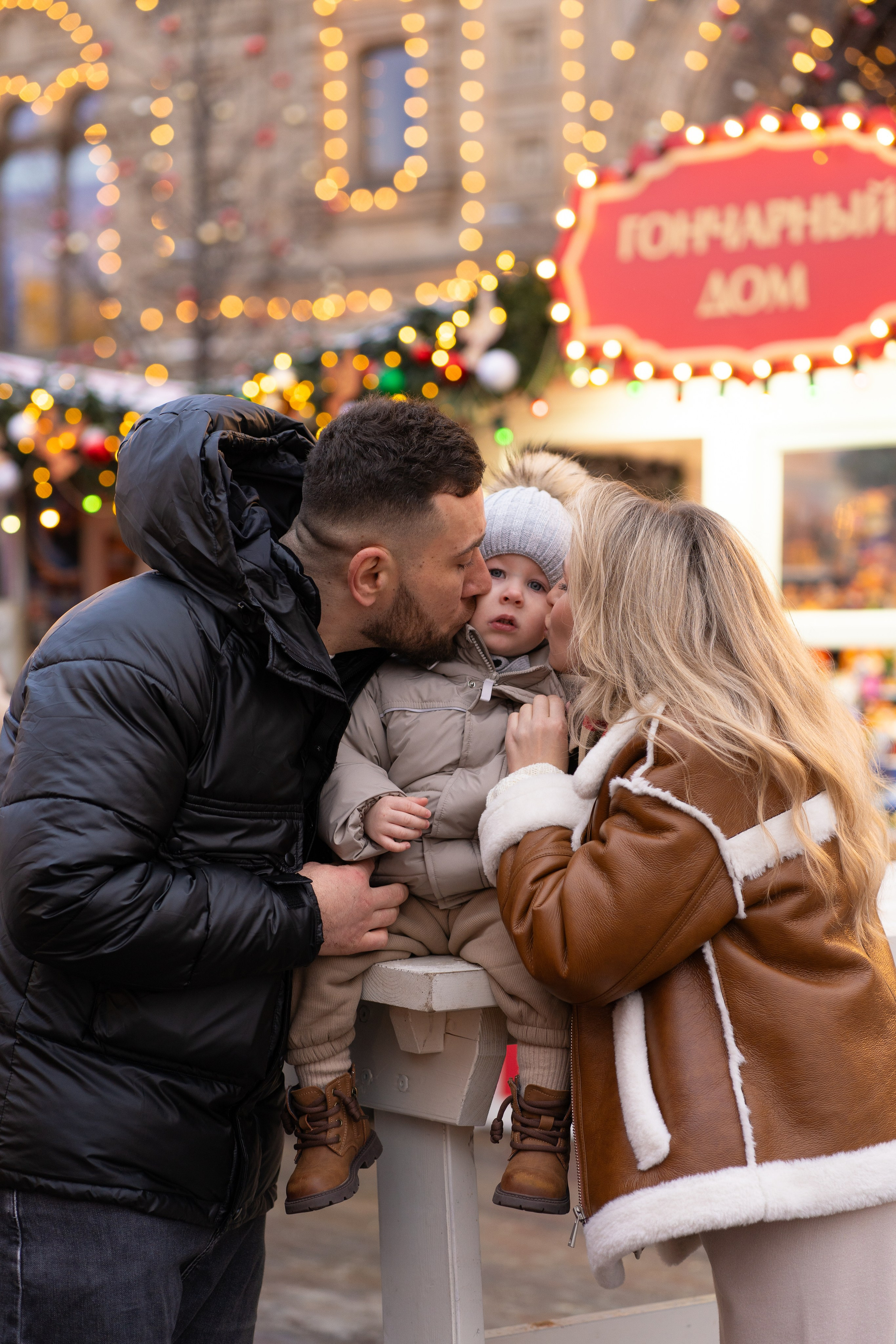 Павел, Егор и Наталия на ГУМ Ярмарке. Свадебный фотограф в Москве Анна Полушина