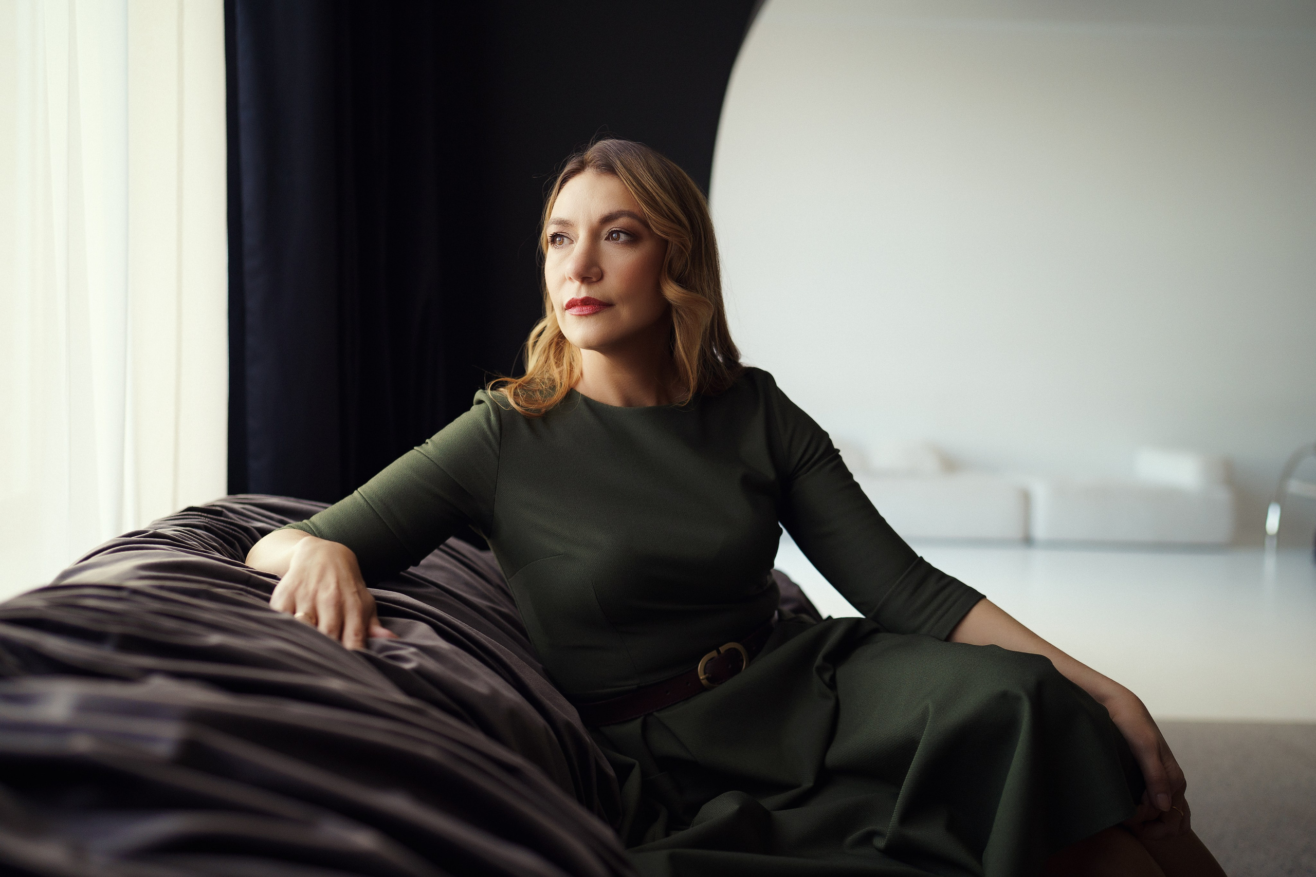 Женственная фотосессия в зеленом платье в студии в Краснодаре