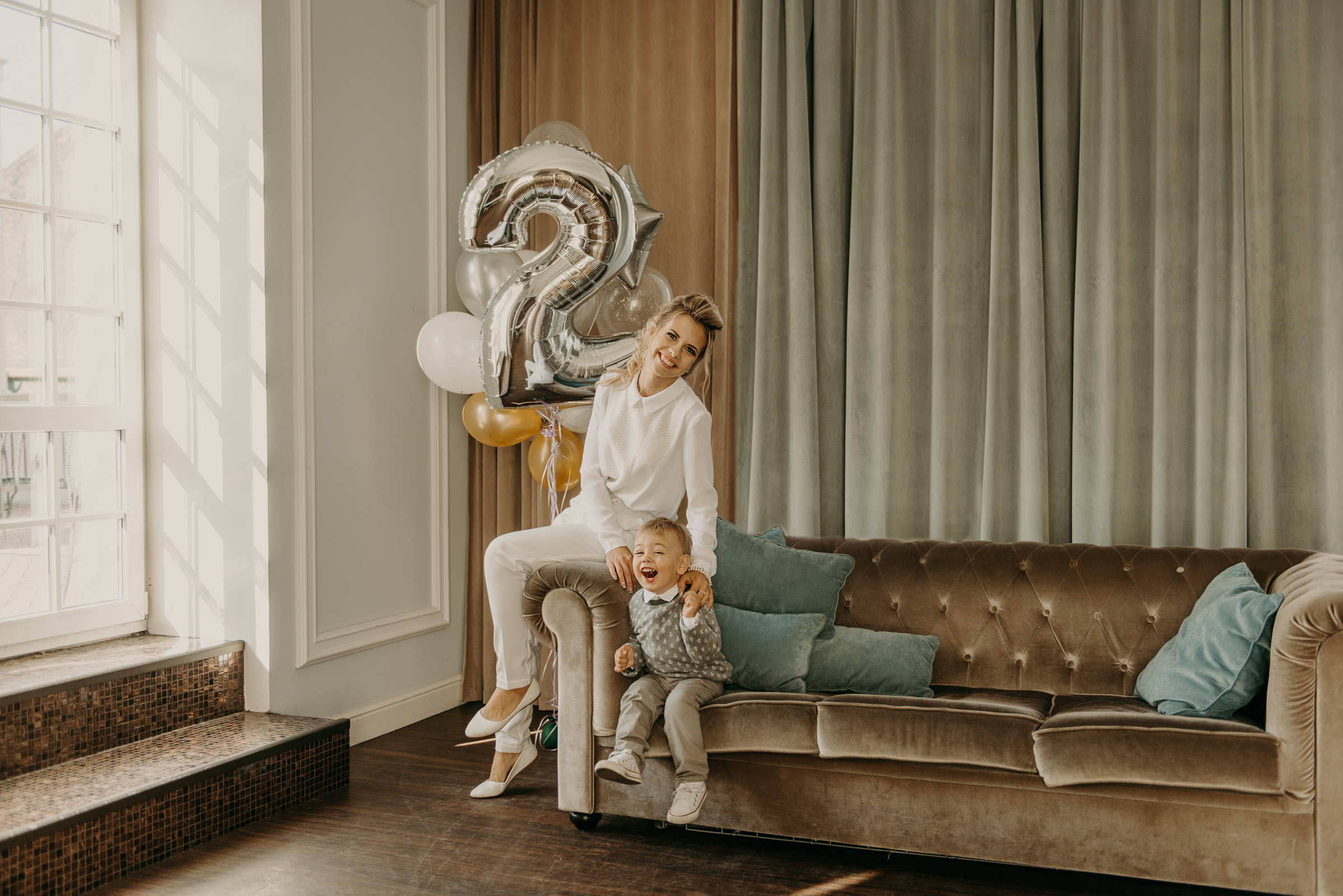 Семейная фотосессия в студии Leona Stage на детский День Рождения. Свадебный фотограф в Санкт-Петербурге Венера Ахметова