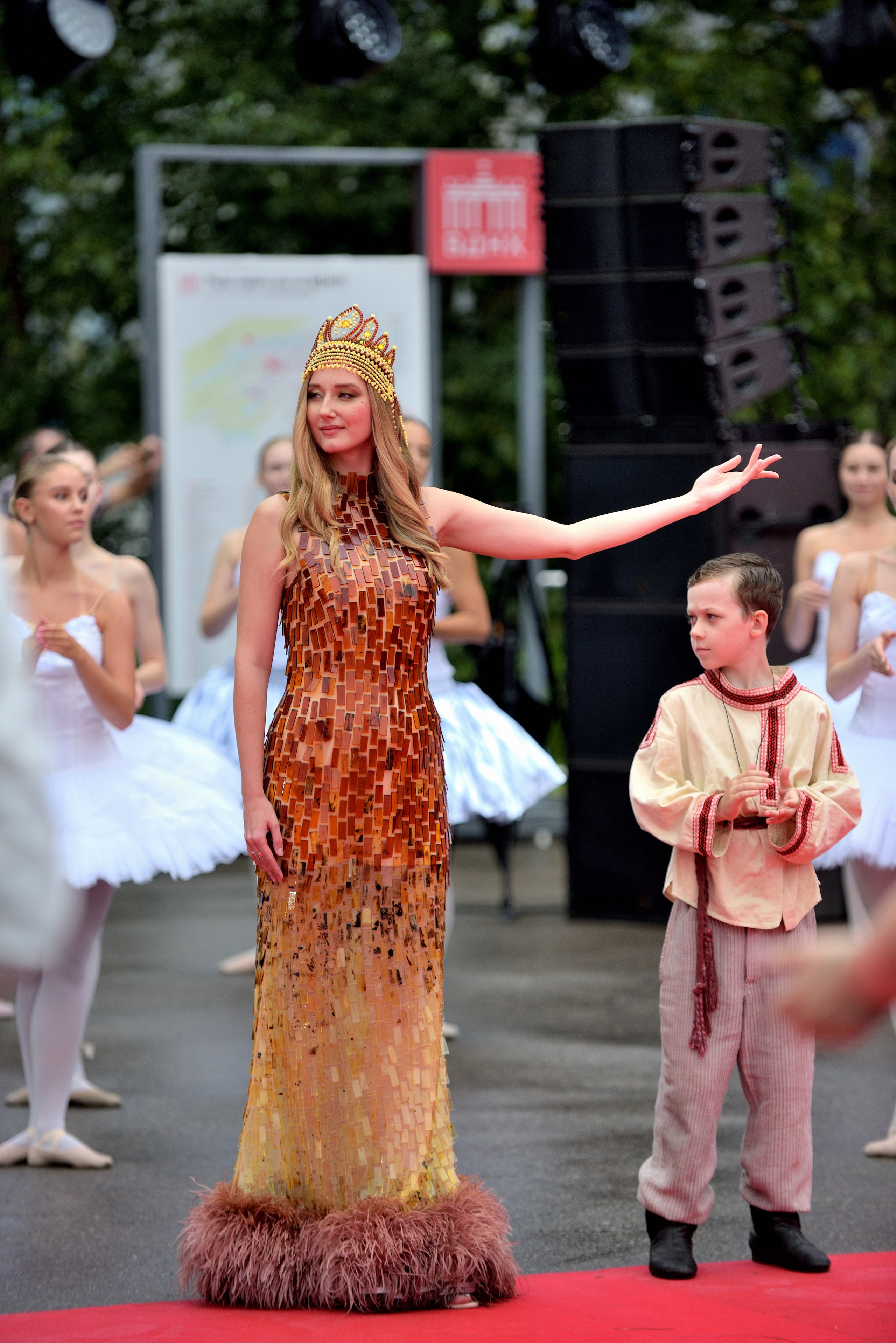 "Янтарное платье на форуме Янтаря в Москве".