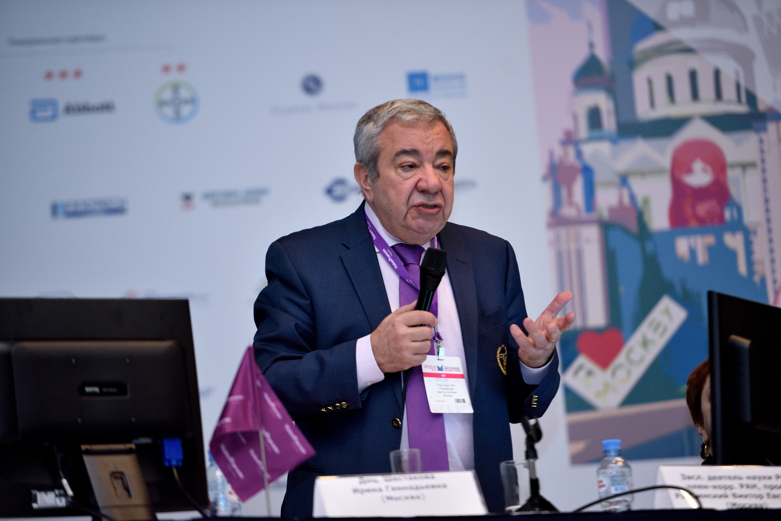 "Виктор Евсеевич Радзинский на конференции гинекологов и акушеров в городе Москве".