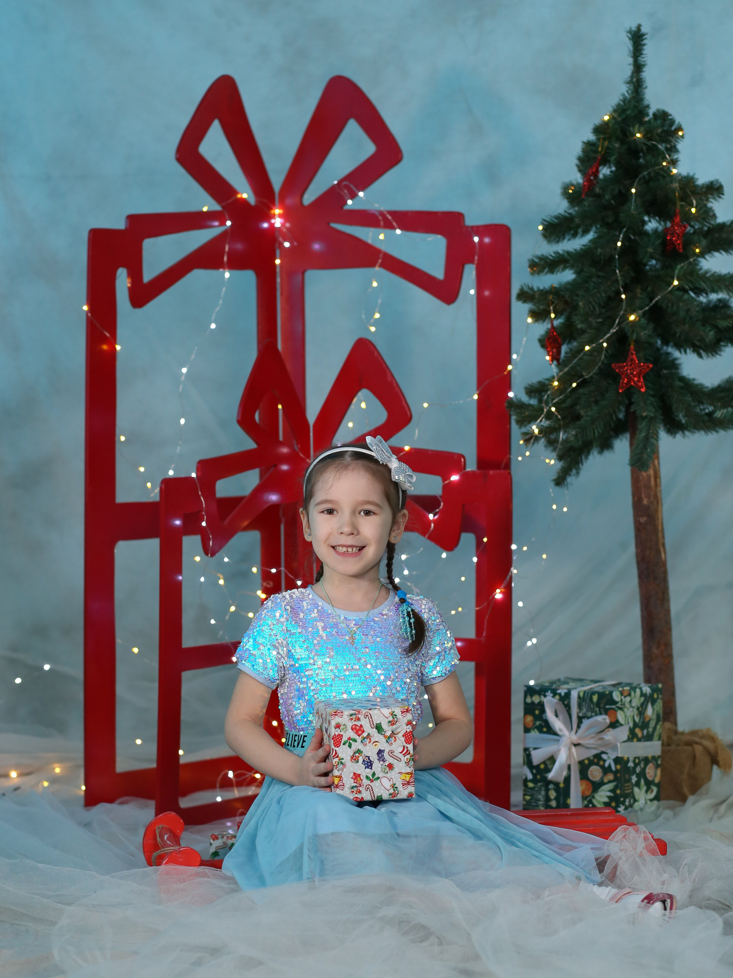 Общее фото в детском саду с выездным реквизитом в Тюмени. Выпускные альбомы в Тюмени для школ, садов, вузов спортивных секций