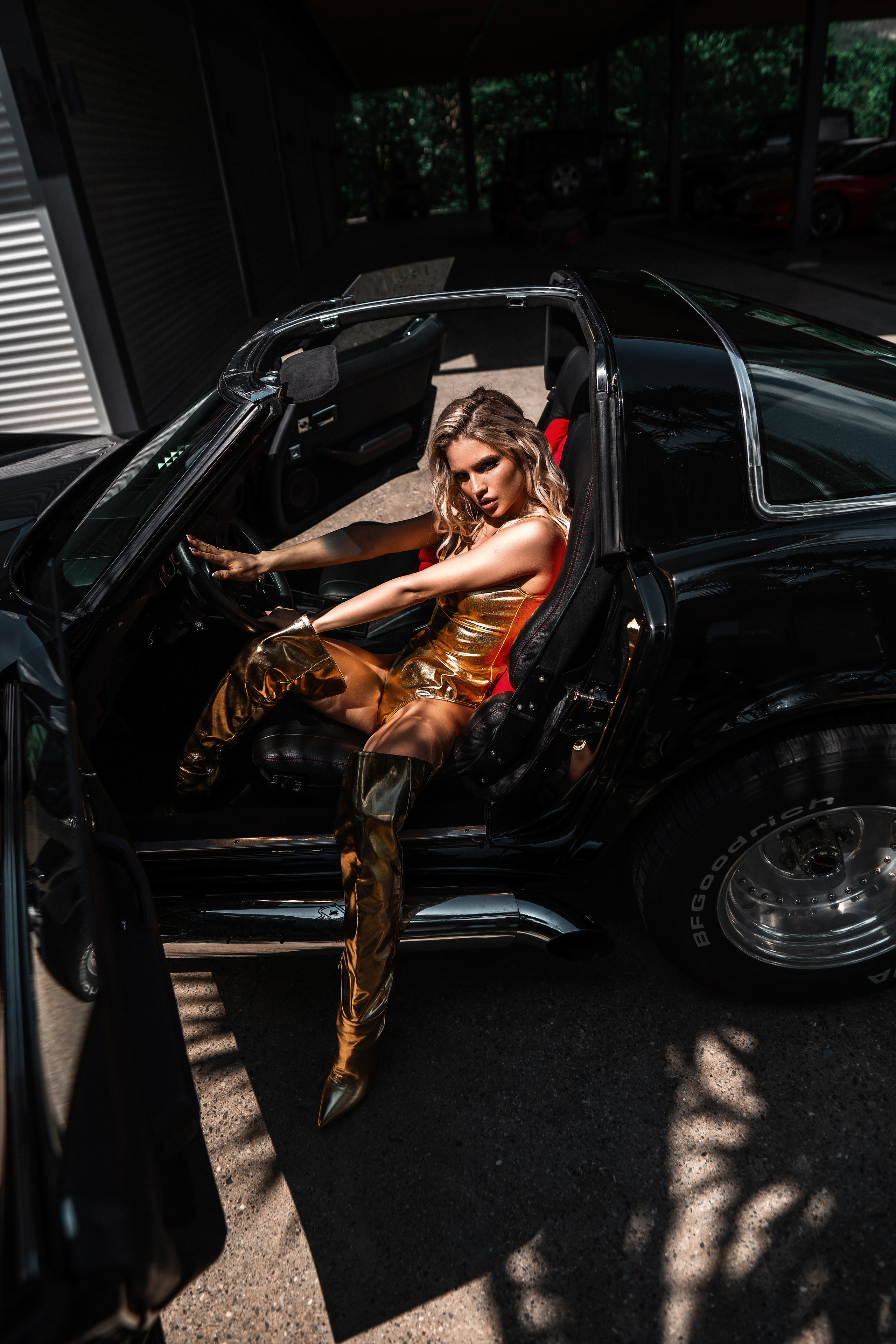 Garage 679 corvette c3 девушка в золоте. Фотограф Сочи