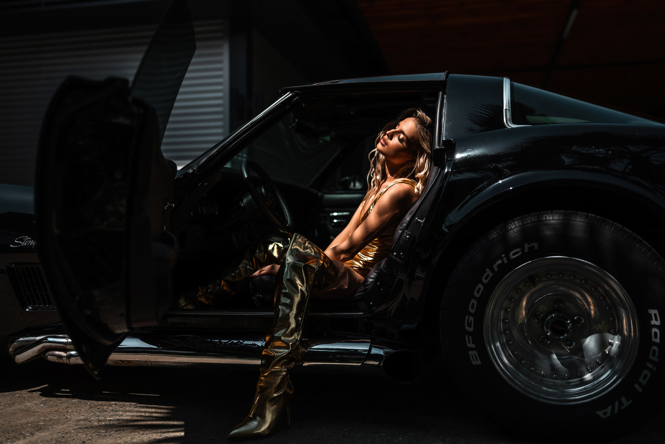 Garage 679 corvette c3 девушка в золоте. Фотограф Сочи