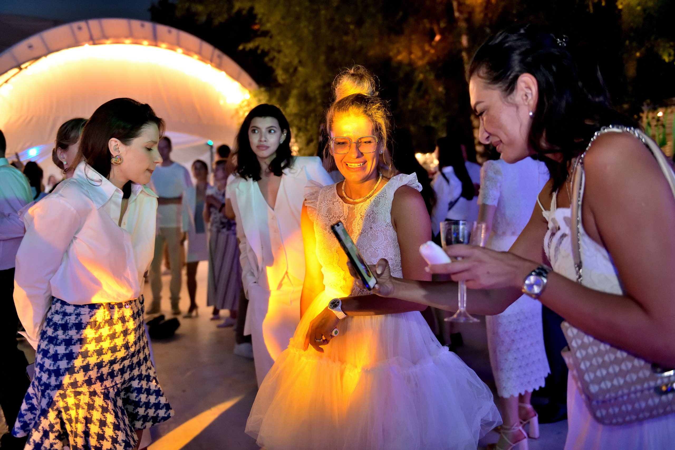 "Счастливая девушка танцует на концерт в летнем парке".