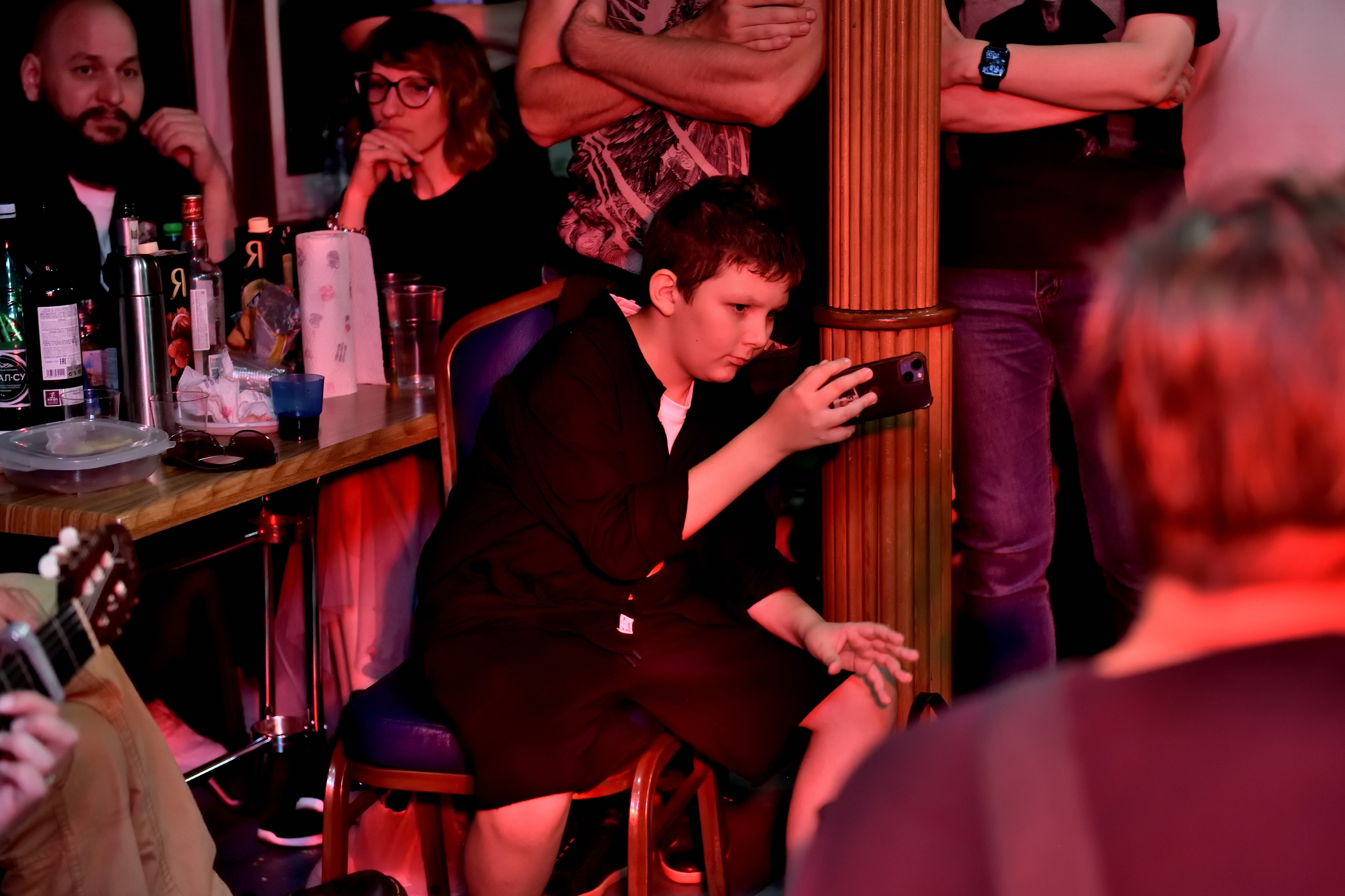 "Мальчик снимает концерт группы на телефон".