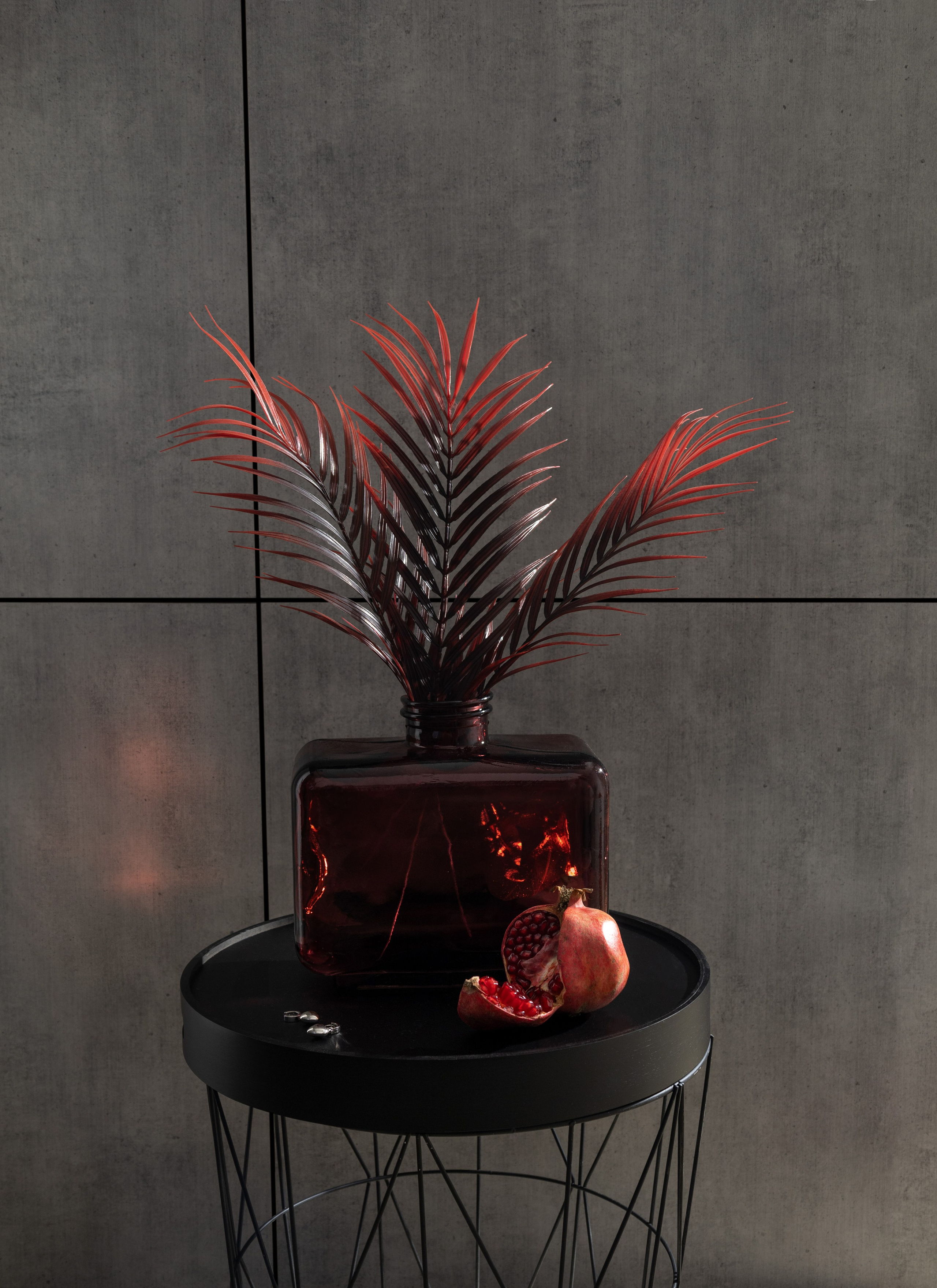 Красная ваза на комоде в спальне с растением | Фото для маркетплейса Ozon