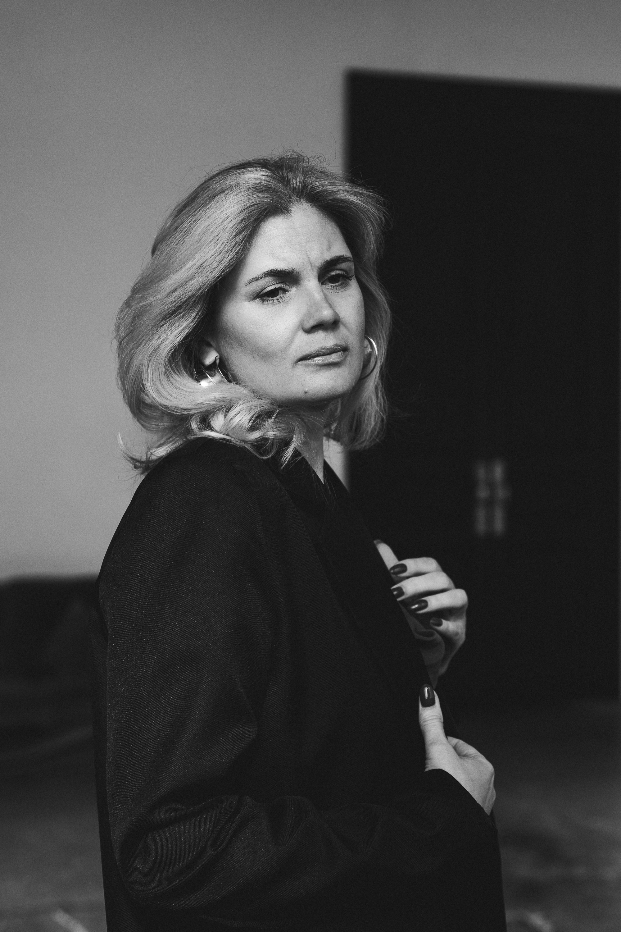 Индивидуальная студийная женская черно-белая фотосессия. Женский портретный фотограф в Нижнем Новгороде и Москве, Юлия Балашова