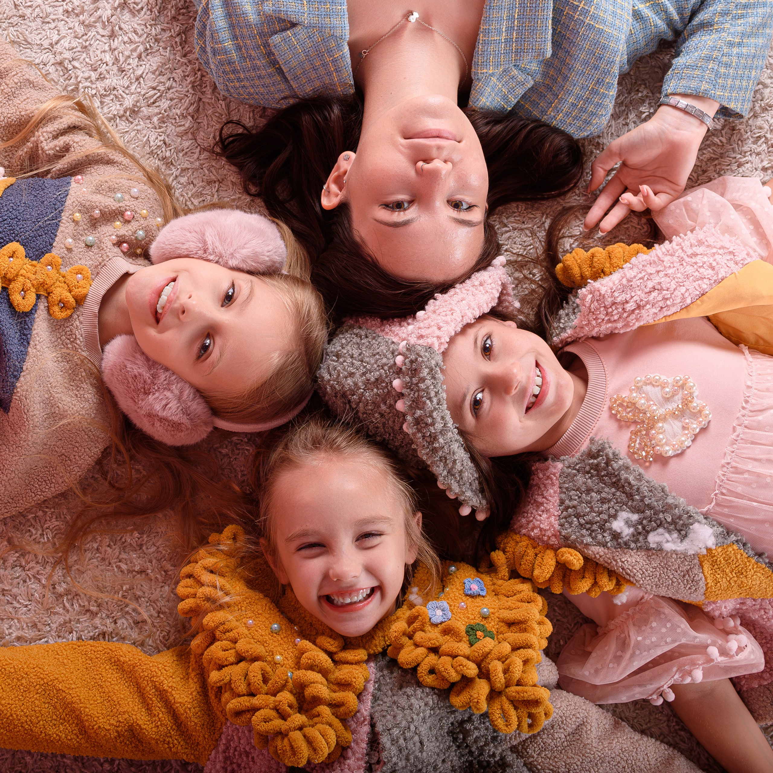 Групповая студийная фотосессия в Сочи девочек-моделей от 5 до 12 лет. Детский студийный фотограф Сочи